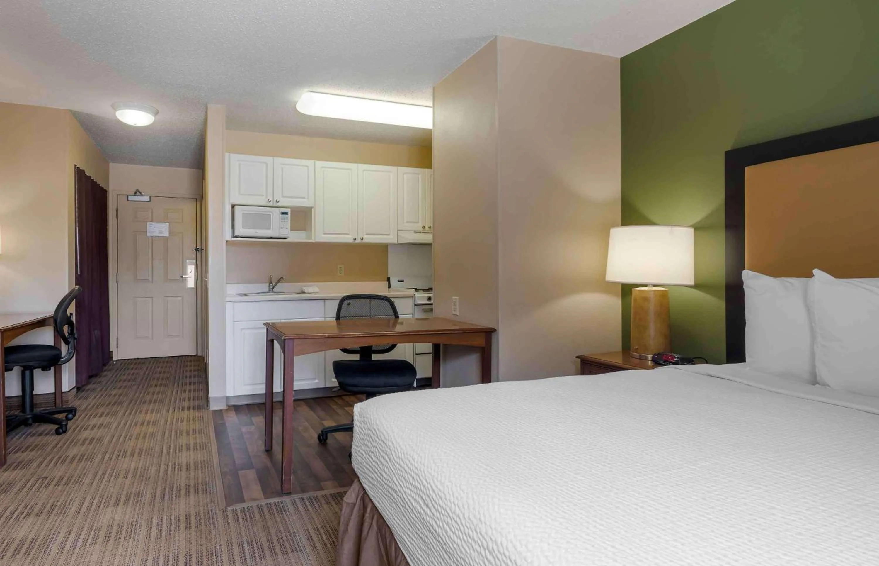 Bedroom, Bed in Extended Stay America Select Suites - Dallas - Farmers Branch