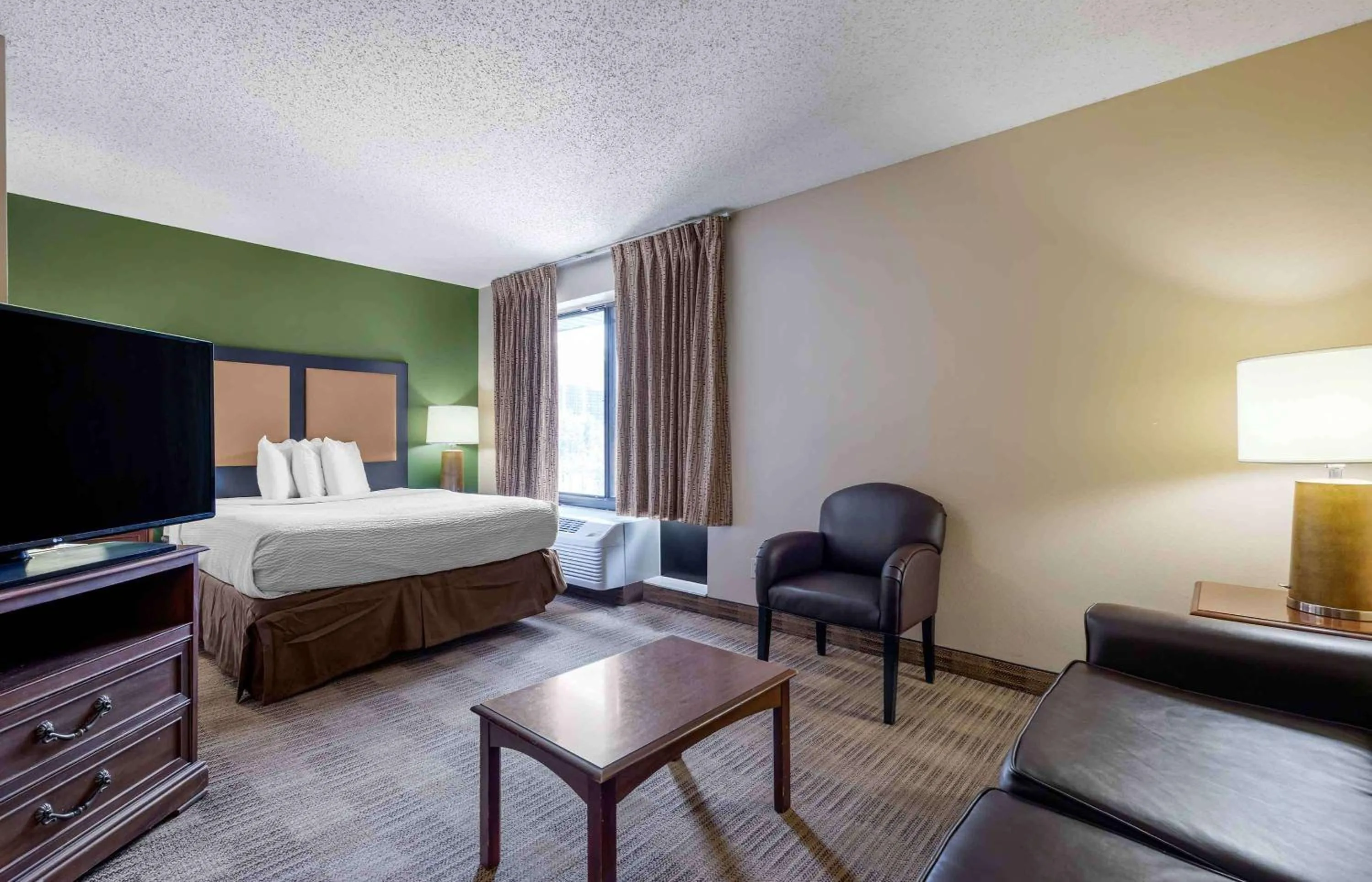 Bedroom, Bed in Extended Stay America Select Suites - Dallas - Farmers Branch