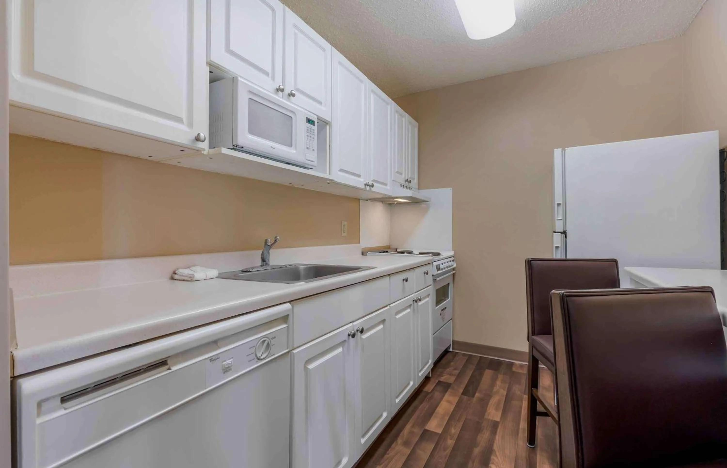 Kitchen or kitchenette in Extended Stay America Select Suites - Dallas - Farmers Branch