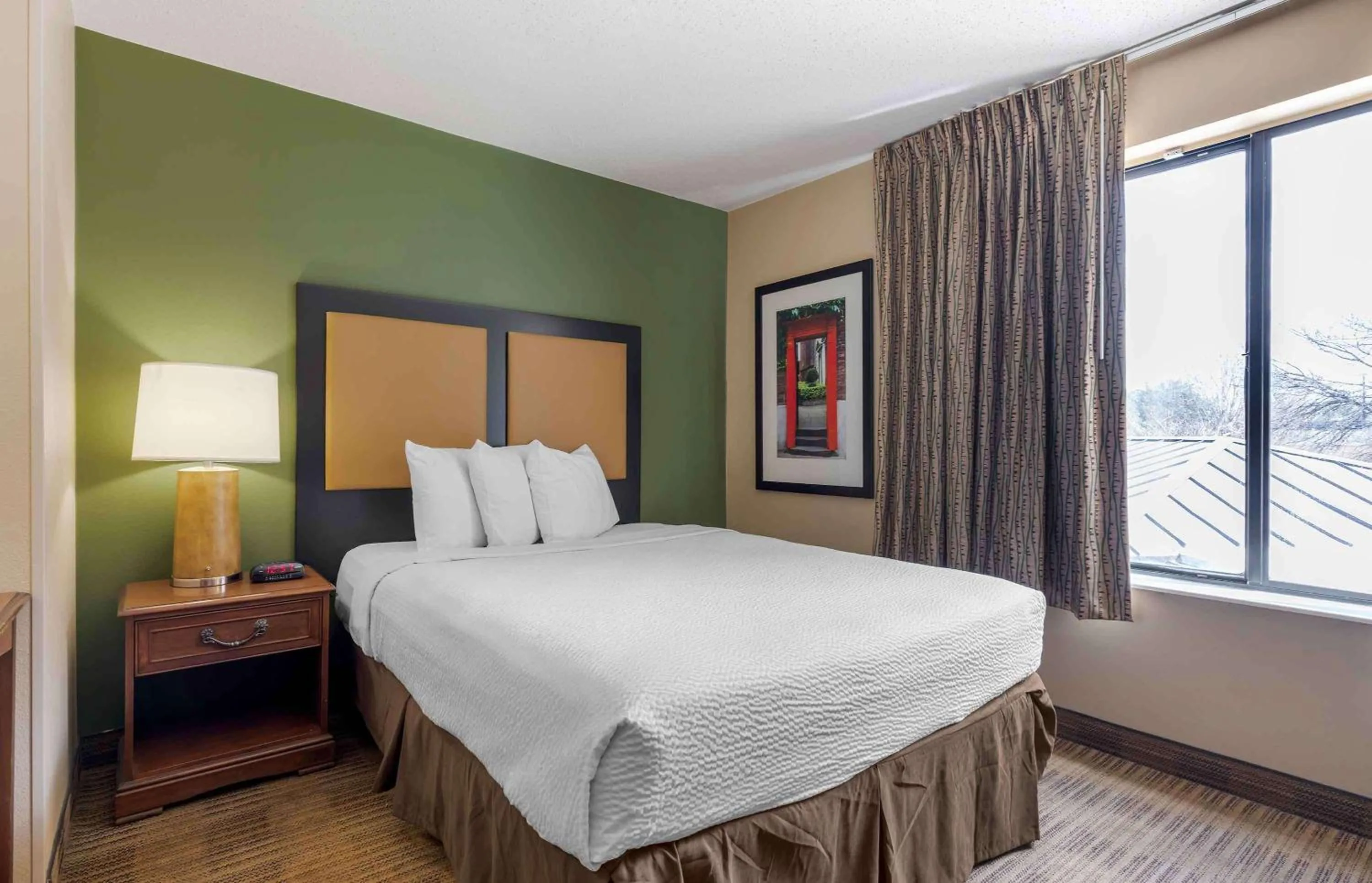 Bedroom, Bed in Extended Stay America Select Suites - Dallas - Farmers Branch
