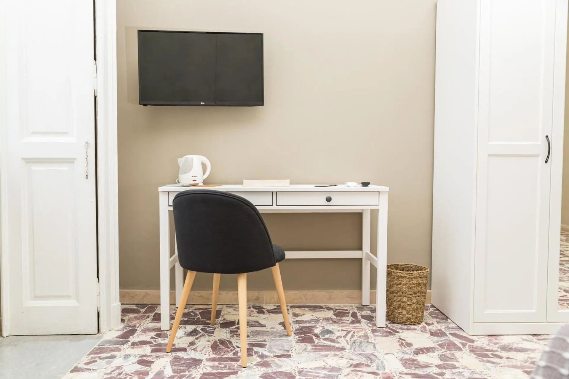 Photo of the whole room in N'Art Suites - Napoli