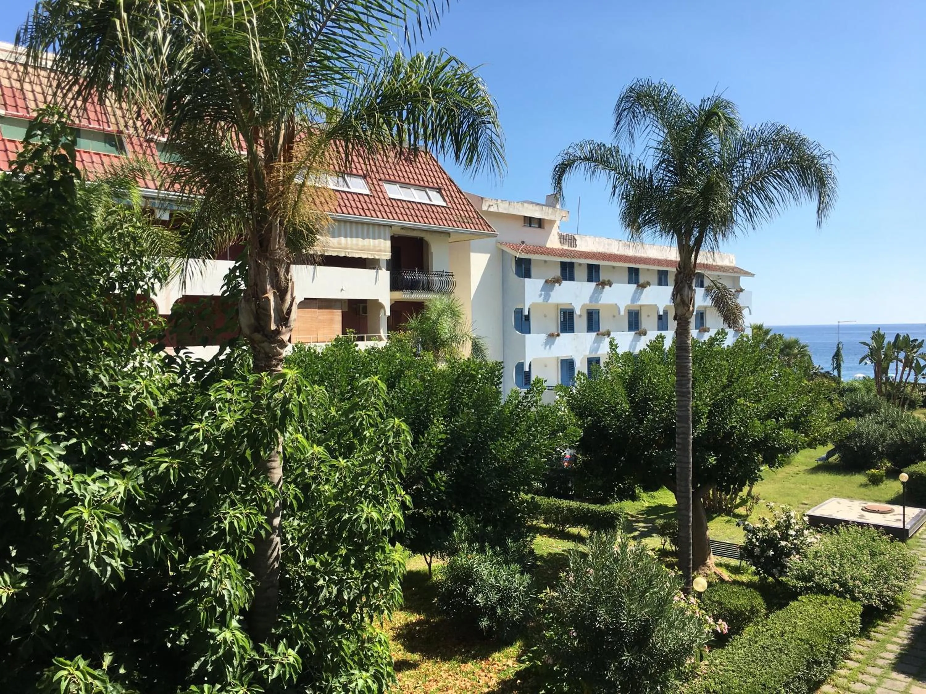 Garden in Baia degli Dei - Living La Nike