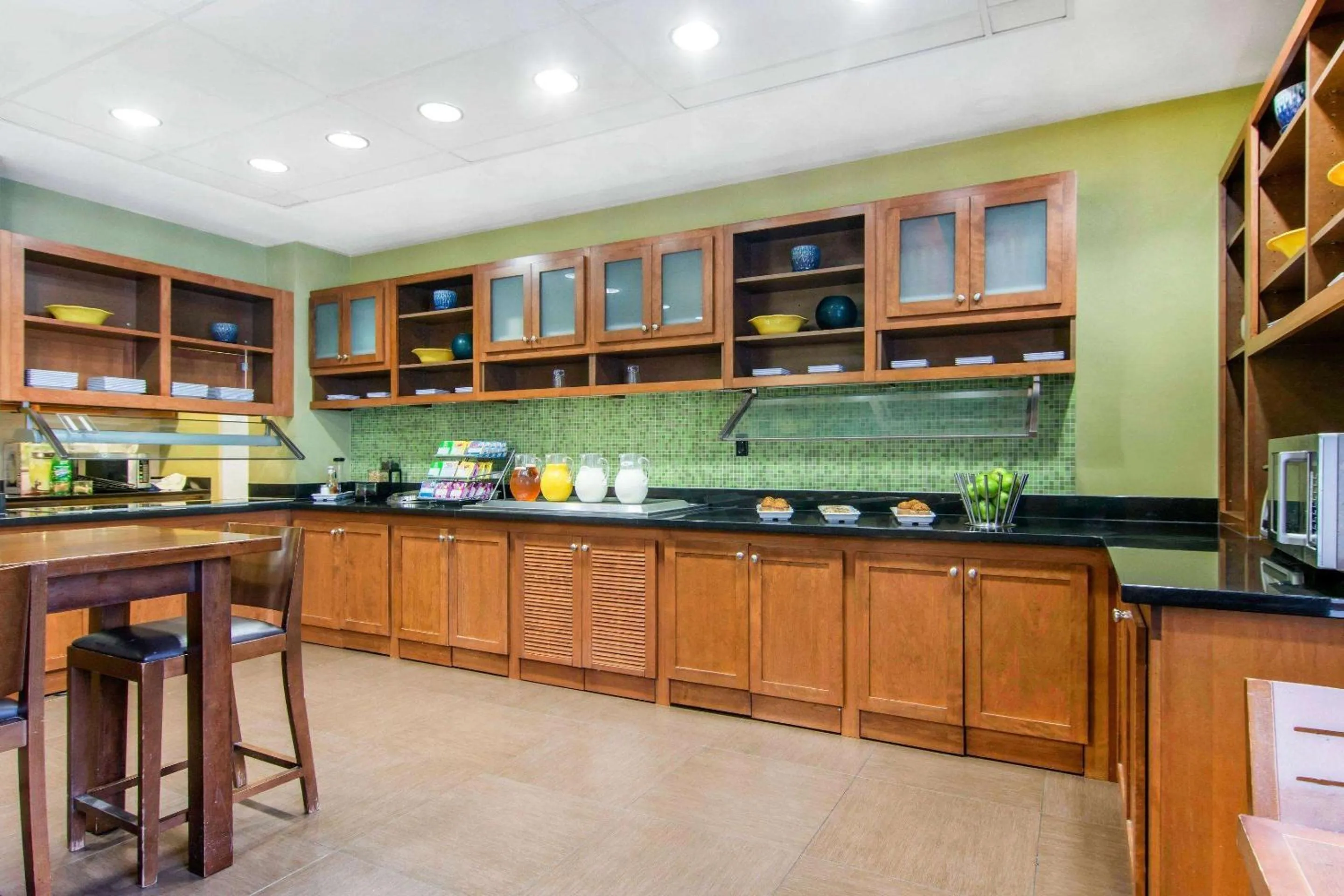 Restaurant/places to eat, Kitchen/Kitchenette in AmericInn by Wyndham Stonecrest near Atlanta