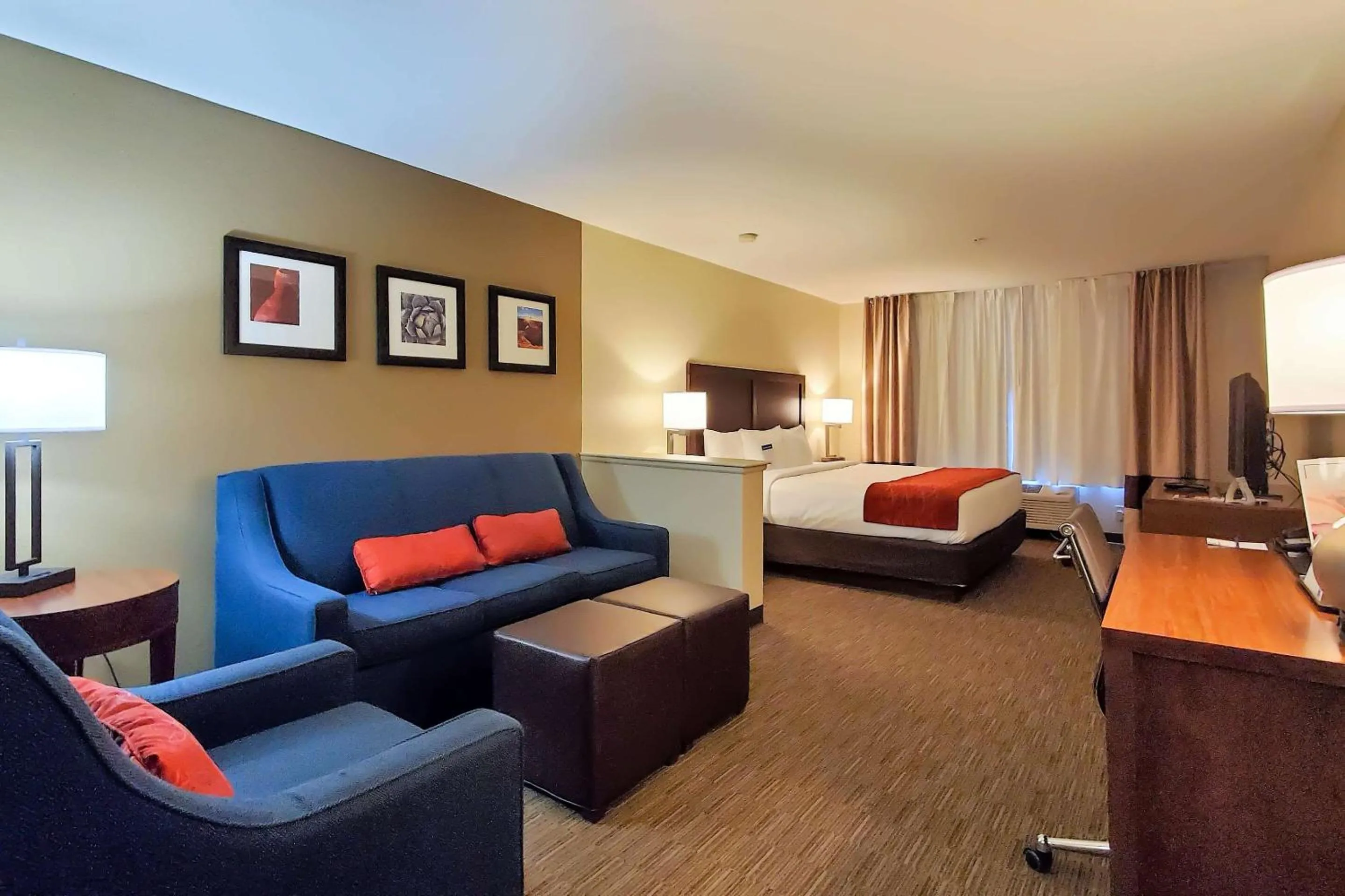 Photo of the whole room in Comfort Inn & Suites Tempe Phoenix Sky Harbor Airport