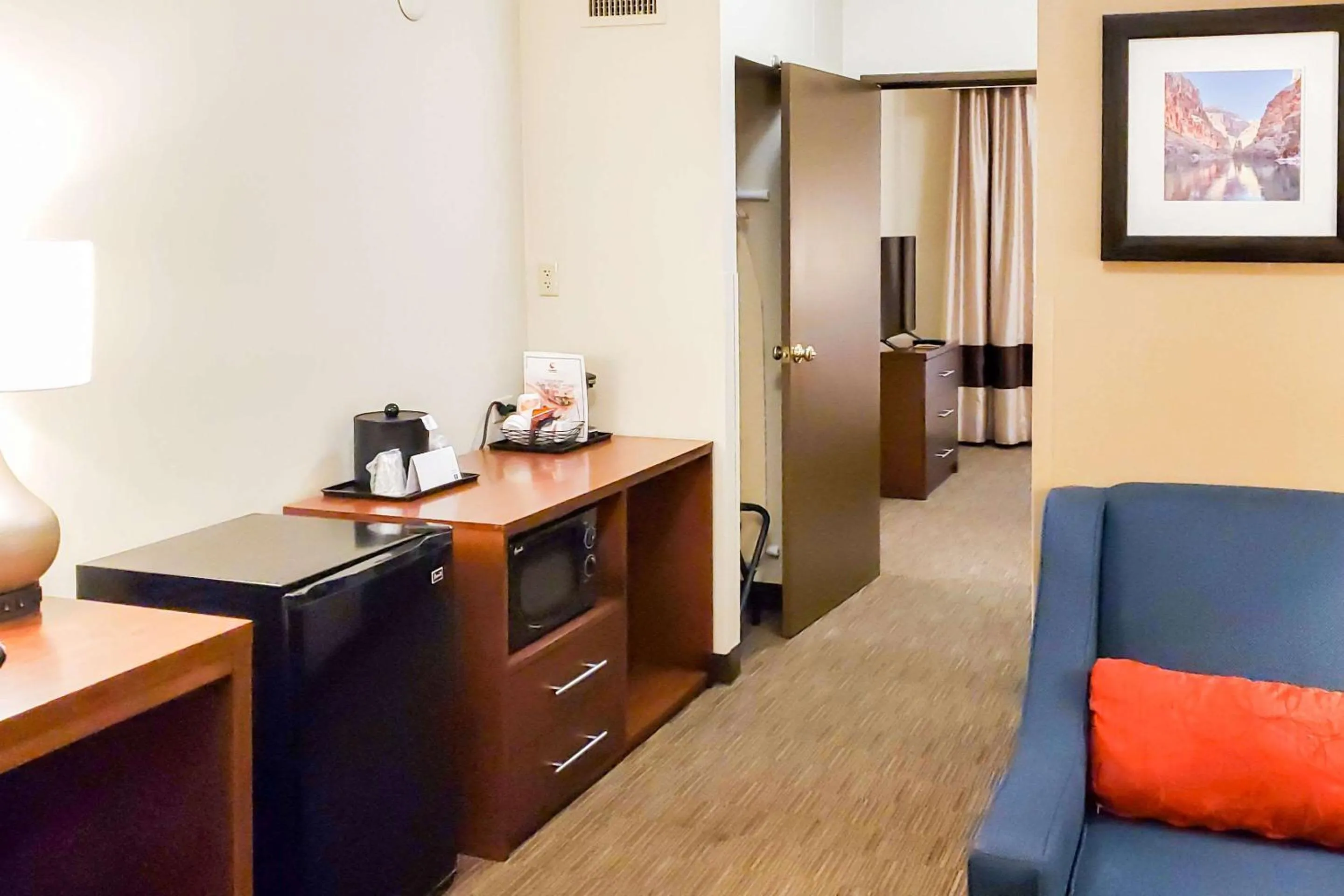 Photo of the whole room in Comfort Inn & Suites Tempe Phoenix Sky Harbor Airport