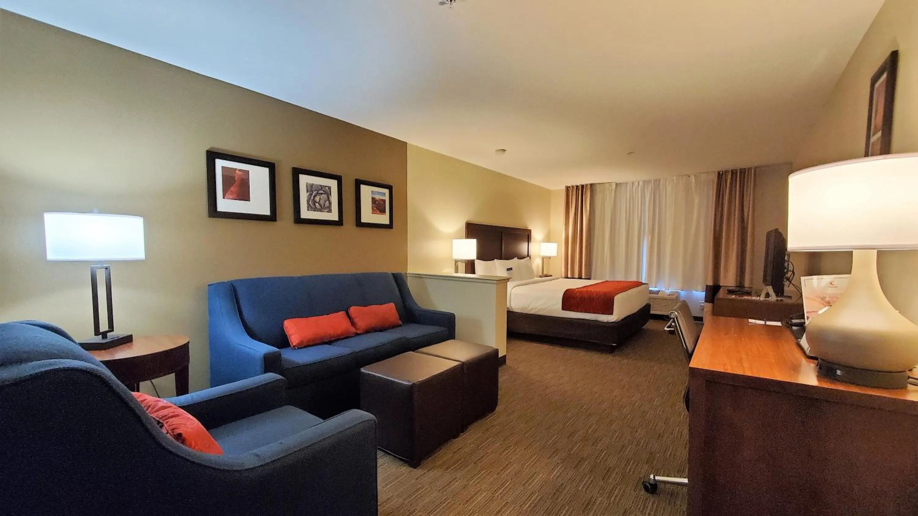Photo of the whole room in Comfort Inn & Suites Tempe Phoenix Sky Harbor Airport