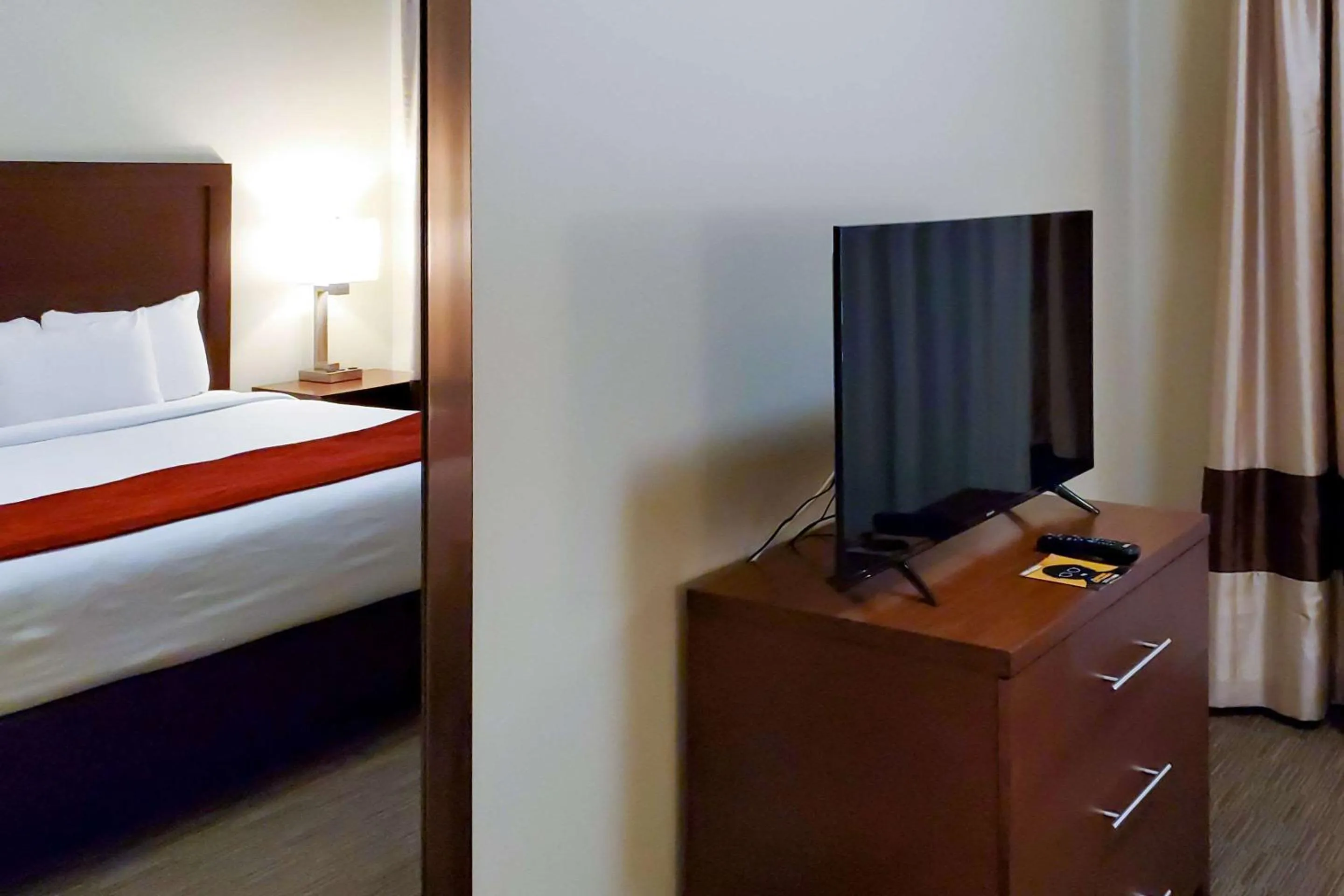 Photo of the whole room in Comfort Inn & Suites Tempe Phoenix Sky Harbor Airport