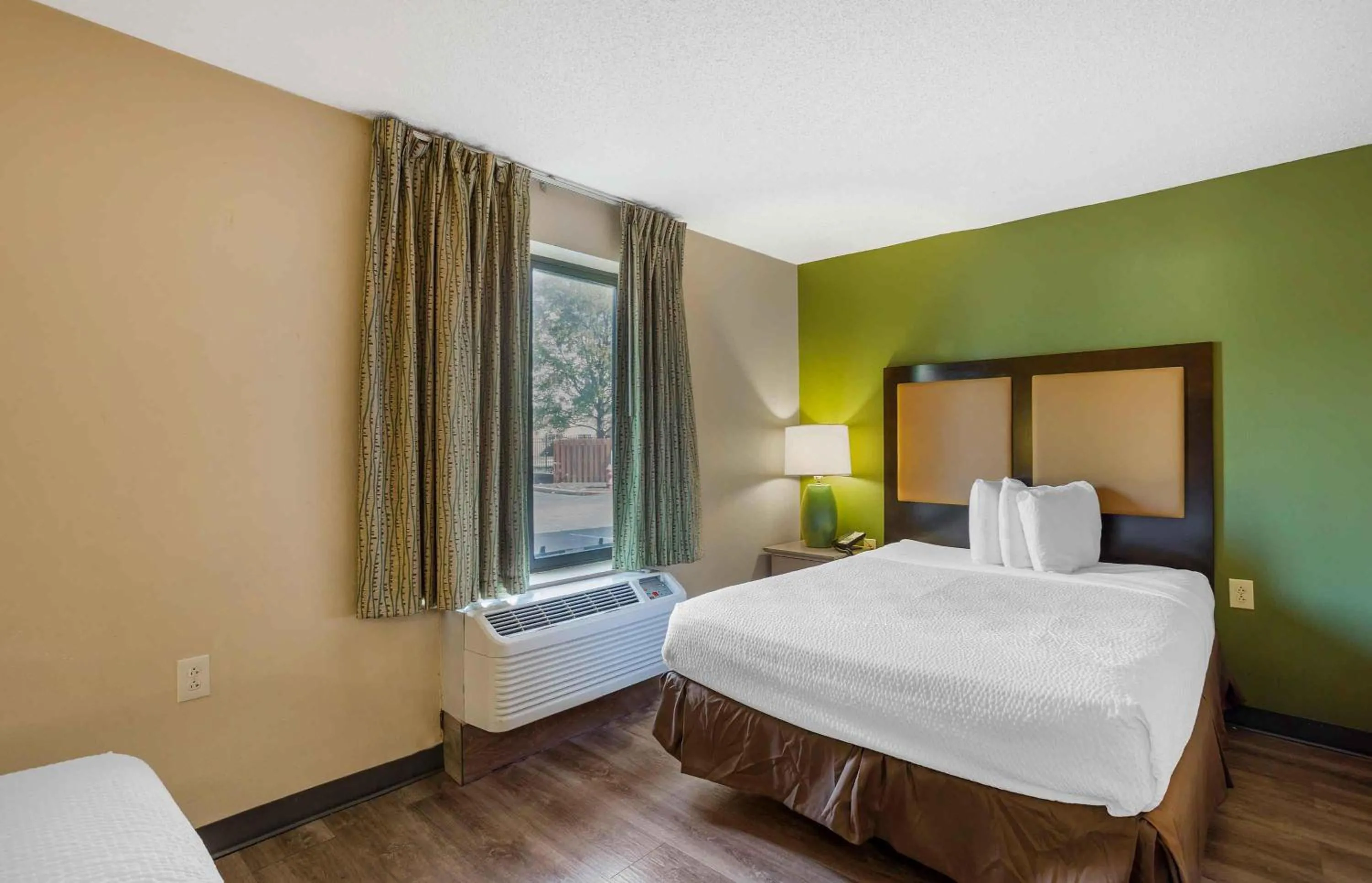 Bedroom, Bed in Extended Stay America Suites - Philadelphia - Airport - Bartram Ave