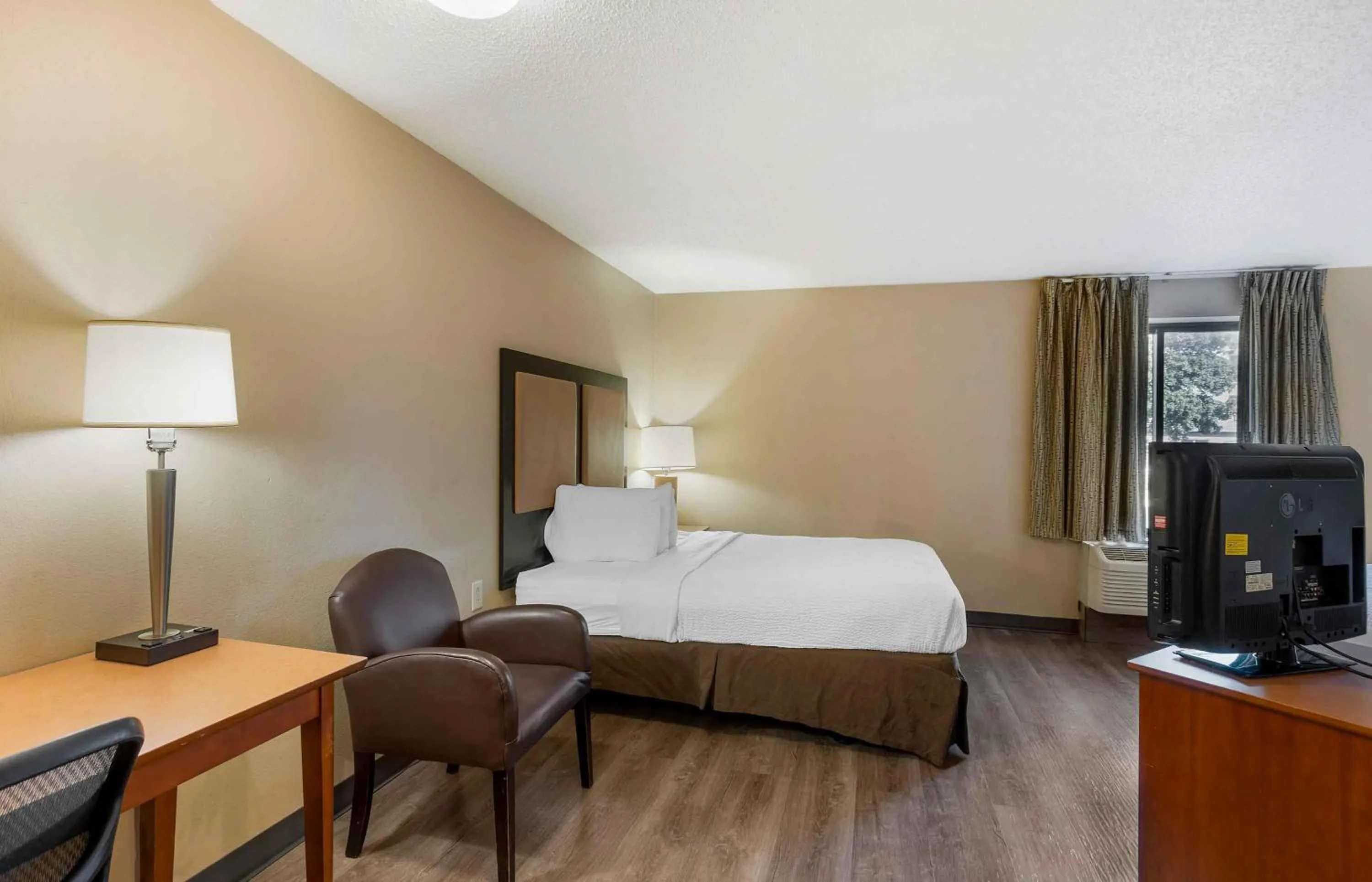 Bedroom, Bed in Extended Stay America Suites - Philadelphia - Airport - Bartram Ave