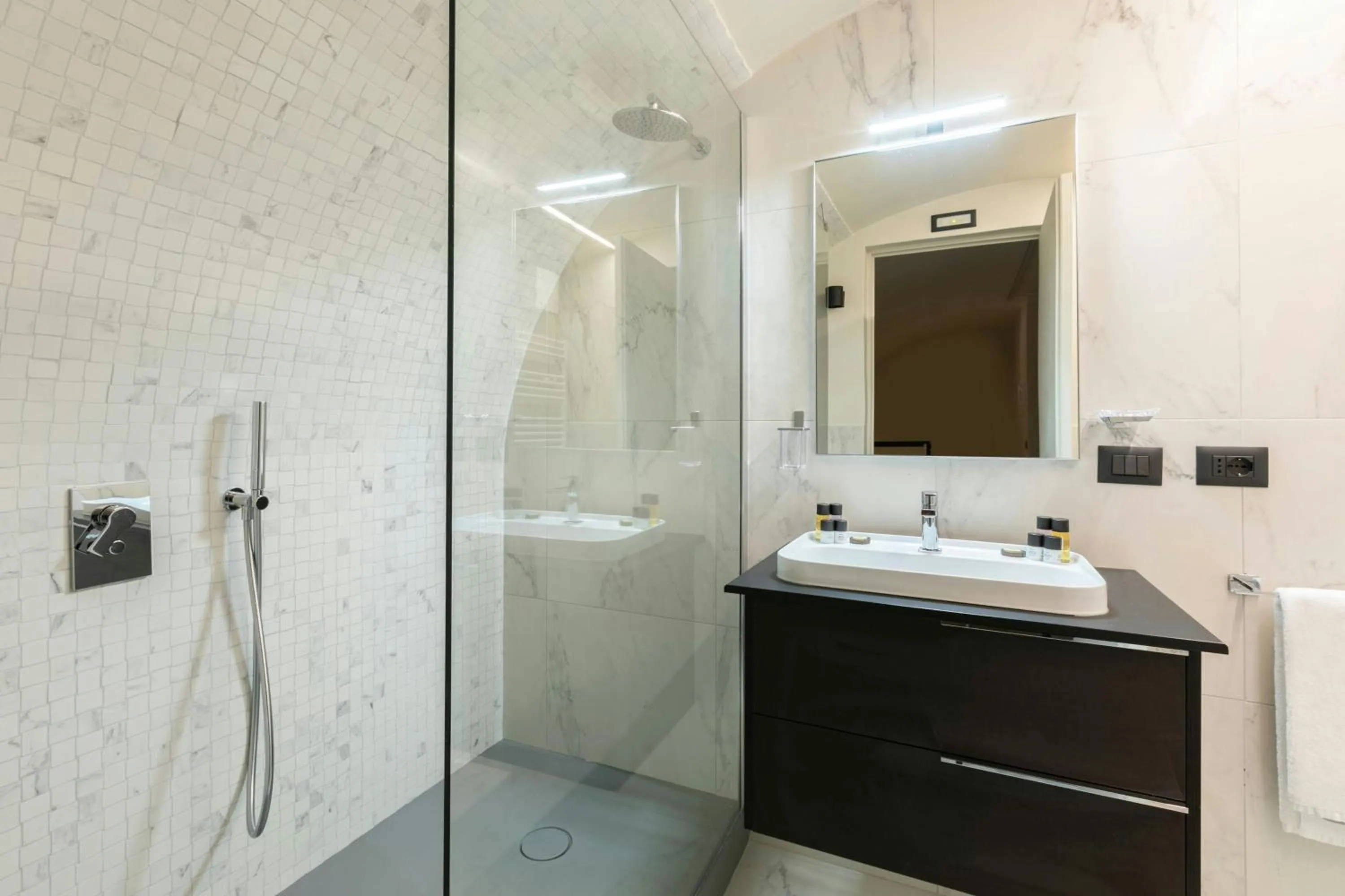 Bathroom in Sonder by Marriott Bonvoy Trastevere Apartments Piazza Trilussa