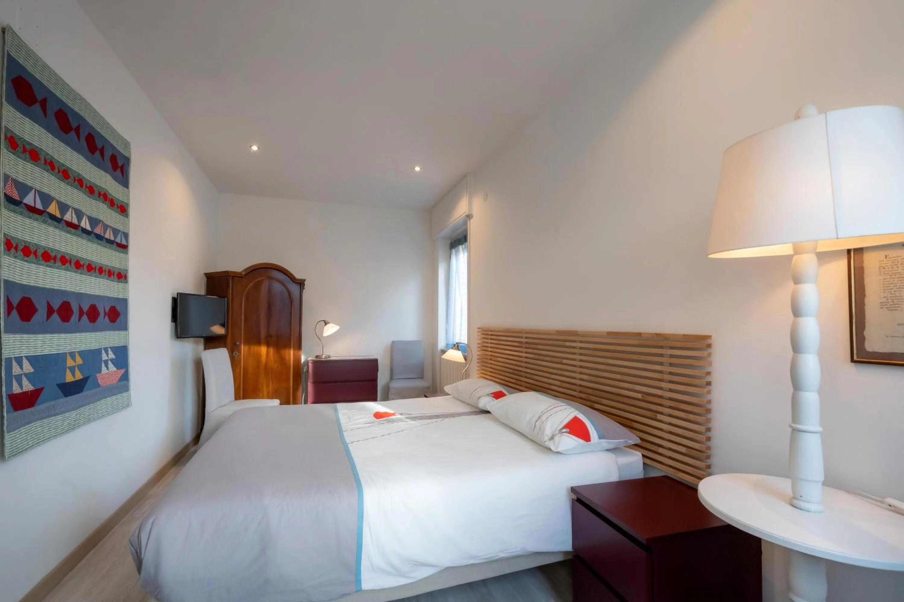 Photo of the whole room, Bed in B&B and Sail