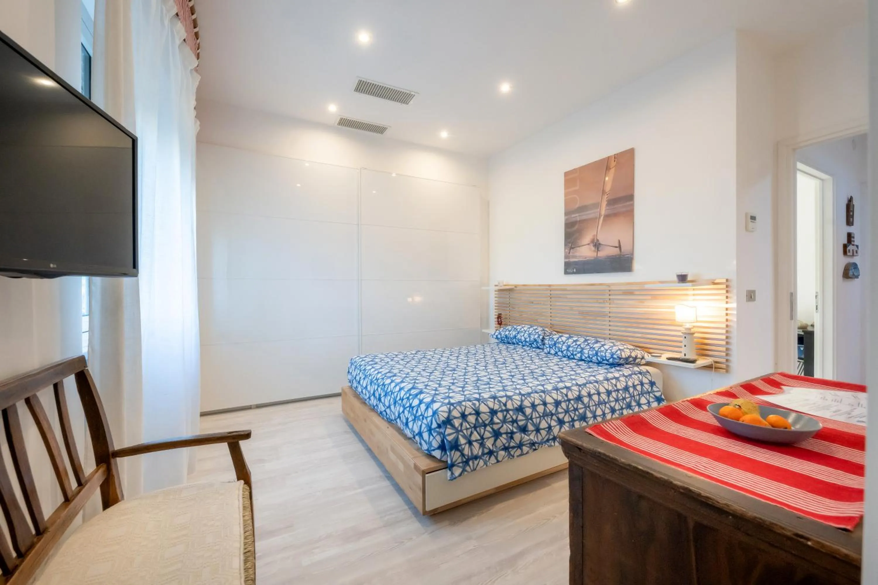 Photo of the whole room, Bed in B&B and Sail