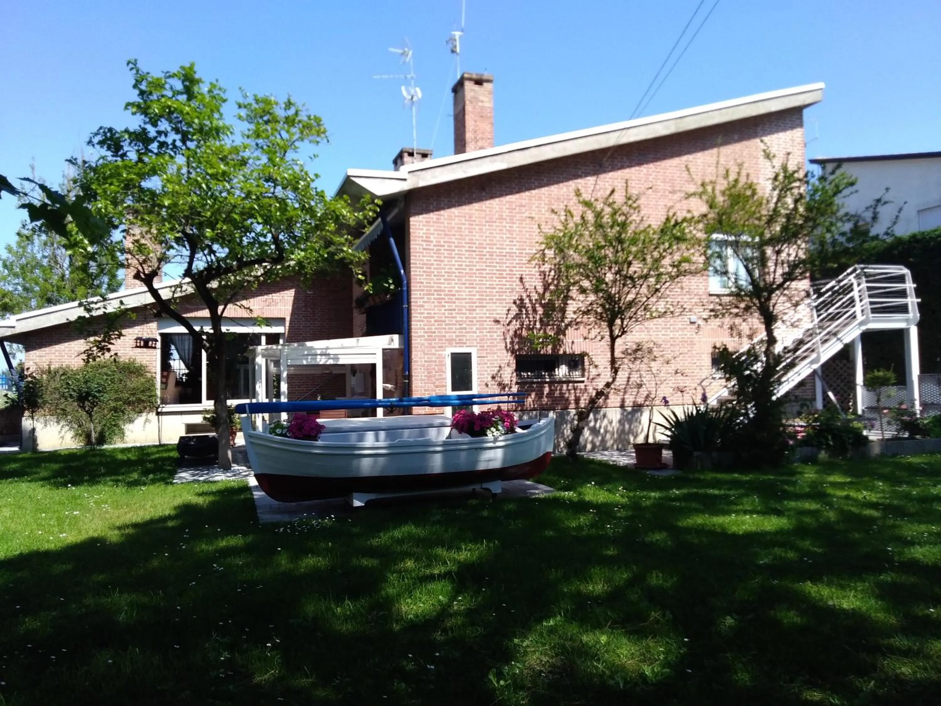 Garden in B&B and Sail