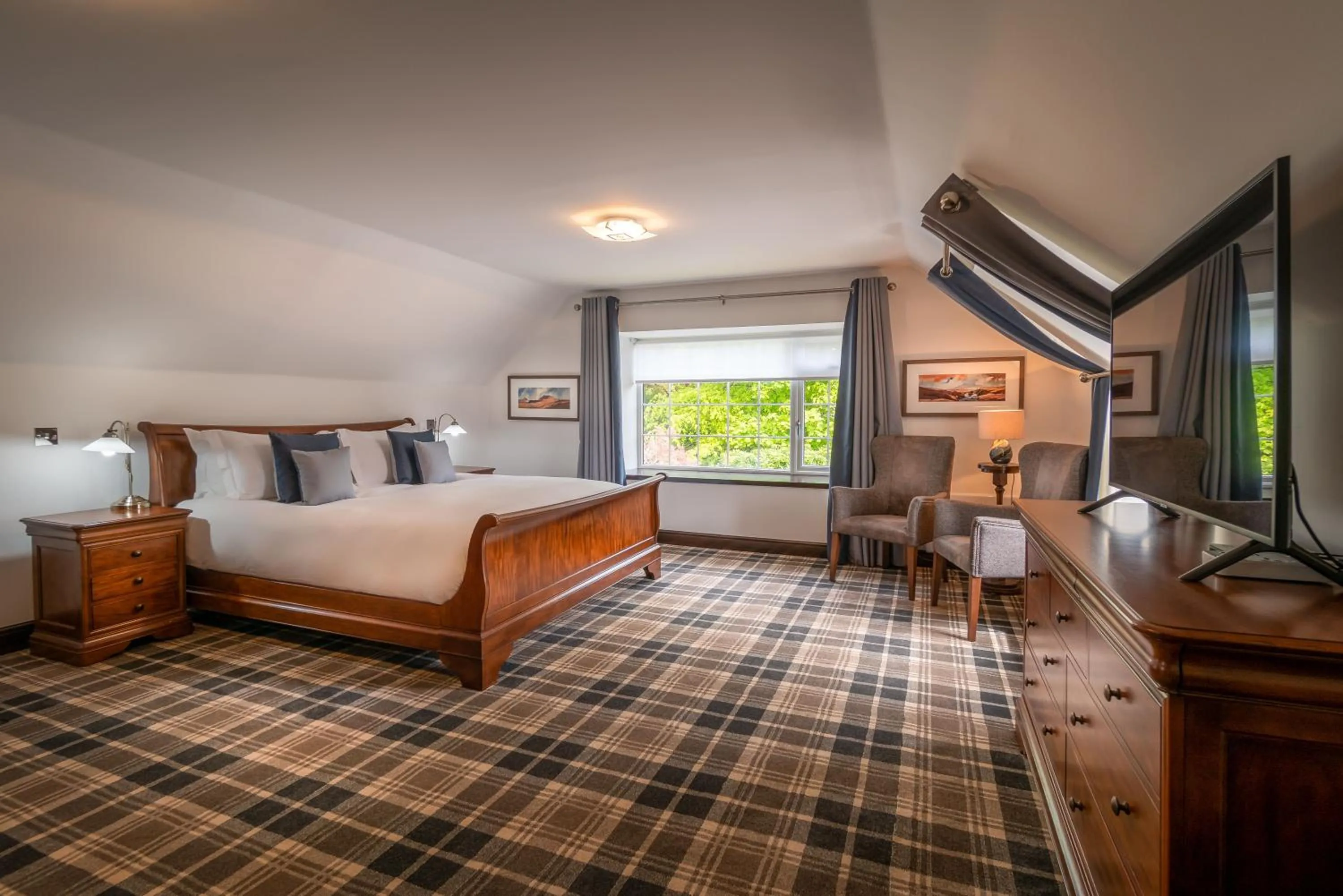 Photo of the whole room, Bed in Edinbane Lodge