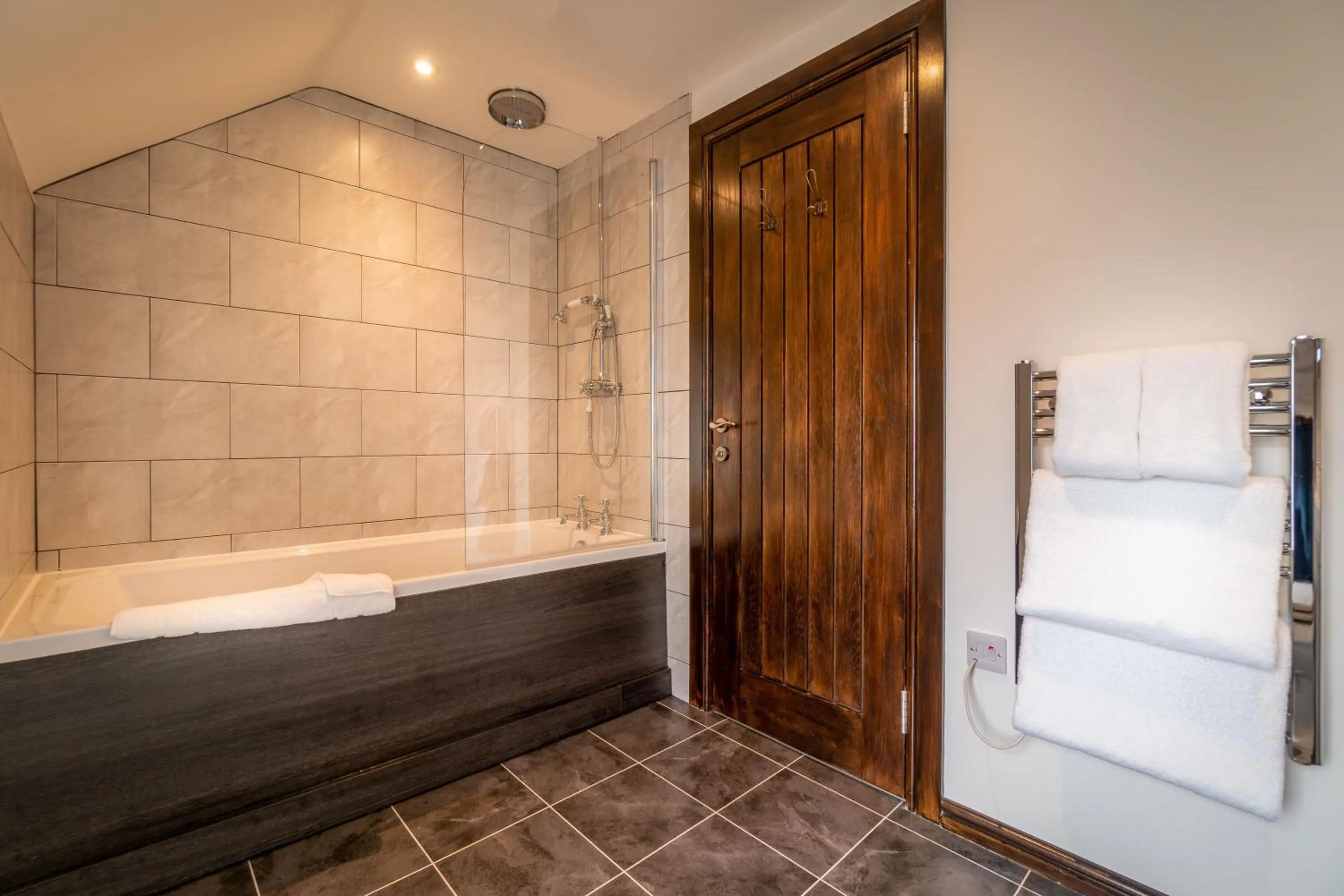 Bathroom, Bed in Edinbane Lodge