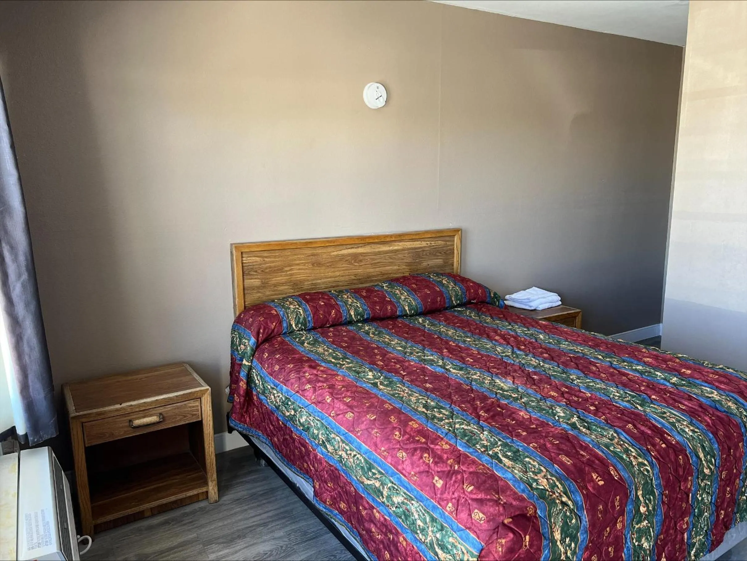 Bedroom, Bed in Carl's Motel