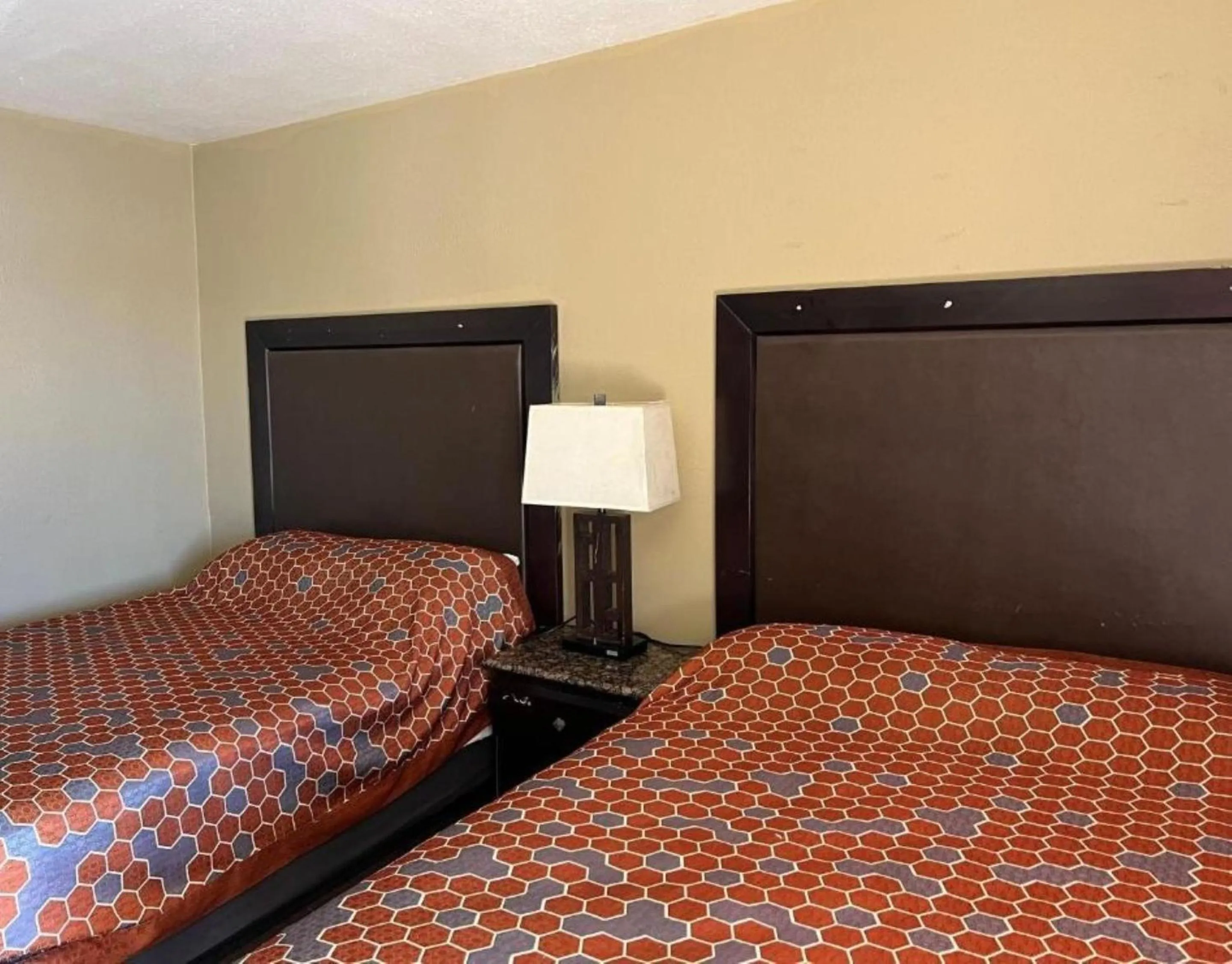 Bedroom, Bed in Carl's Motel