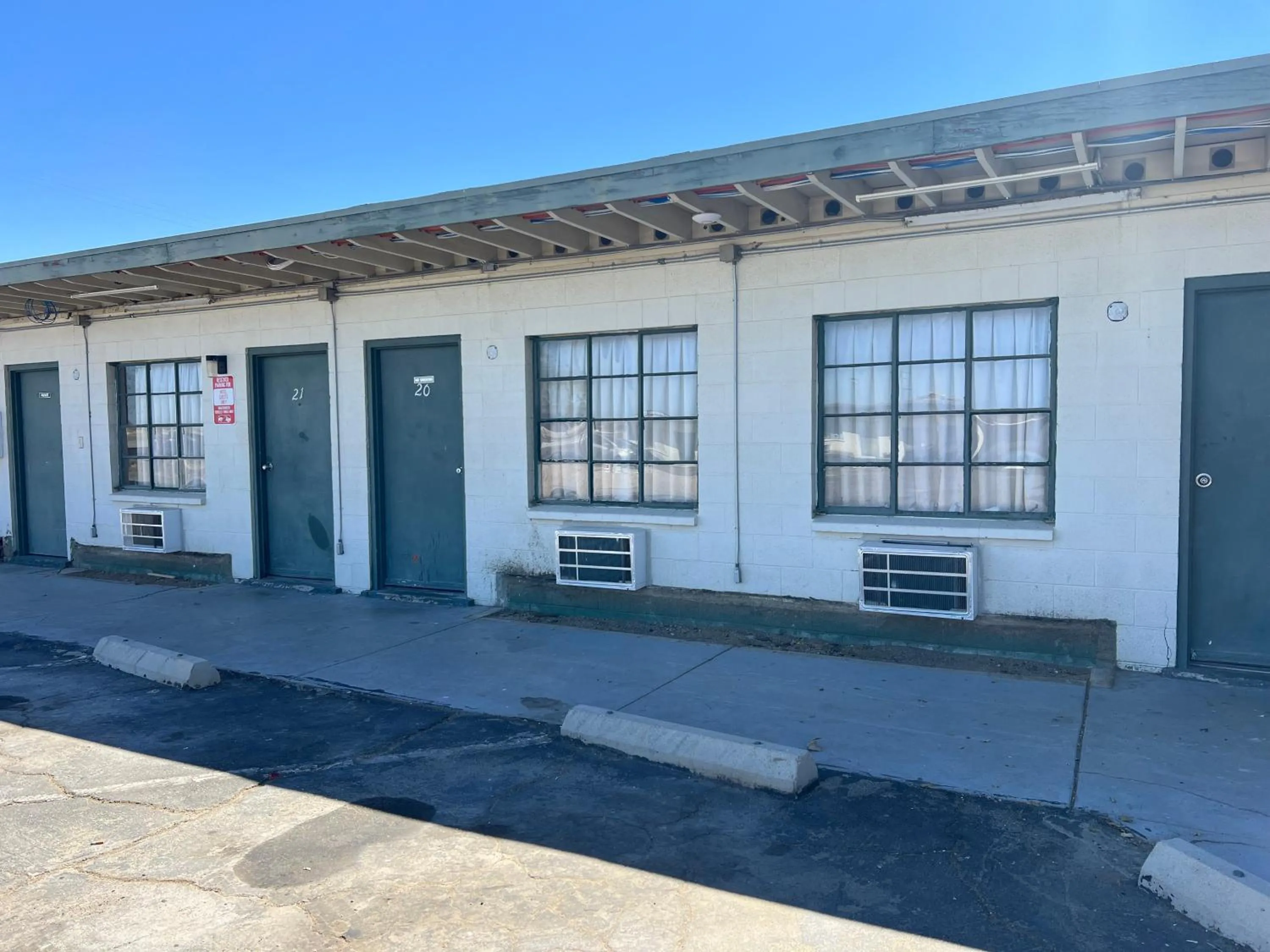 Facade/entrance in Carl's Motel