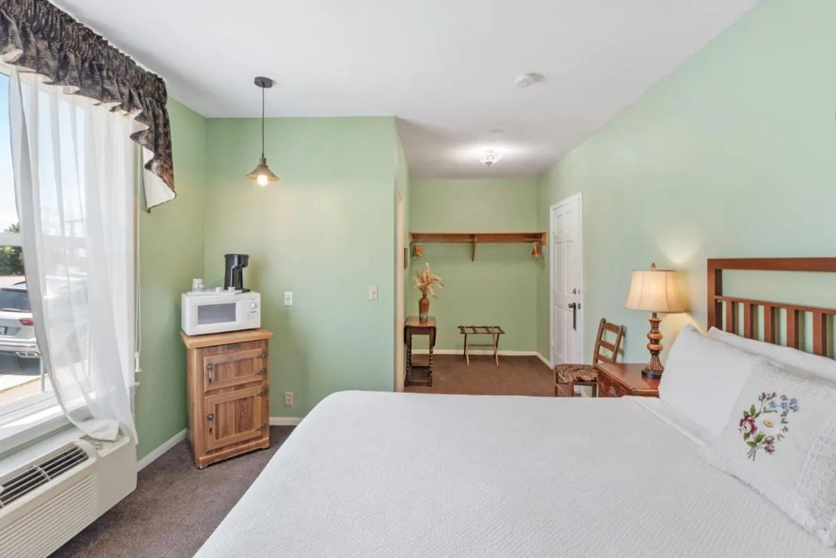 Bedroom, Bed in Julian Lodge