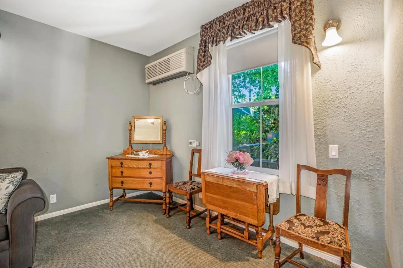 Seating area in Julian Lodge