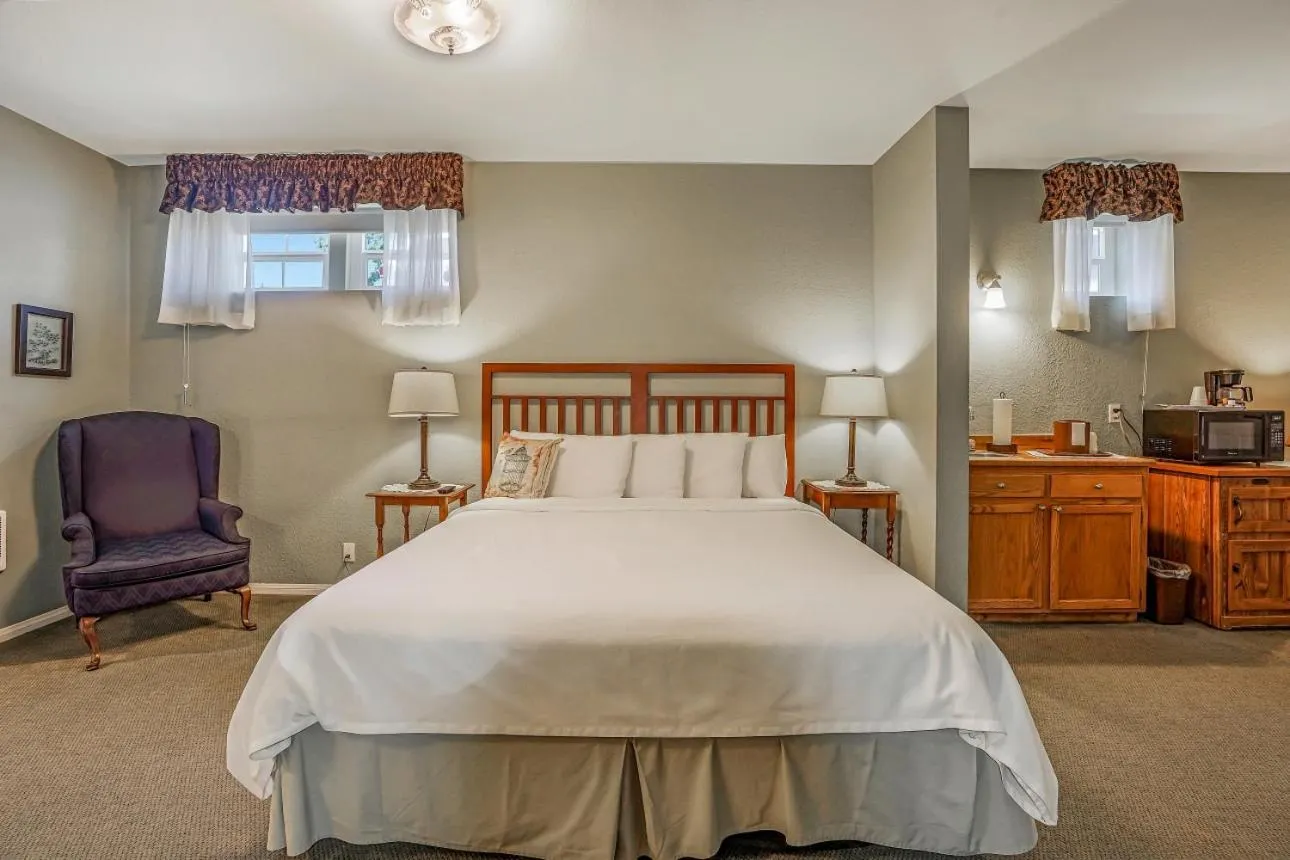 Bedroom, Bed in Julian Lodge