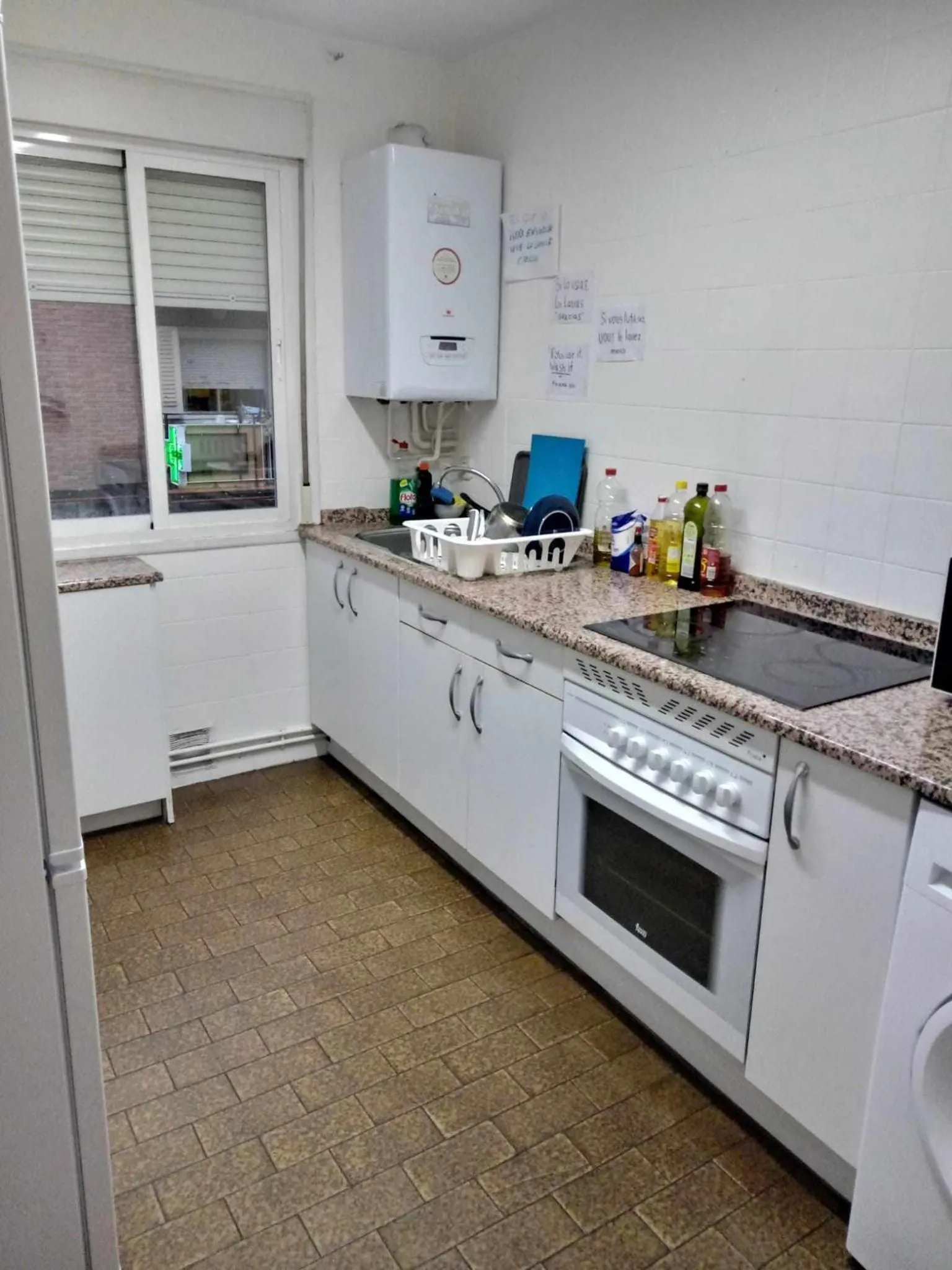 Communal kitchen in Residencia 12 OCTUBRE