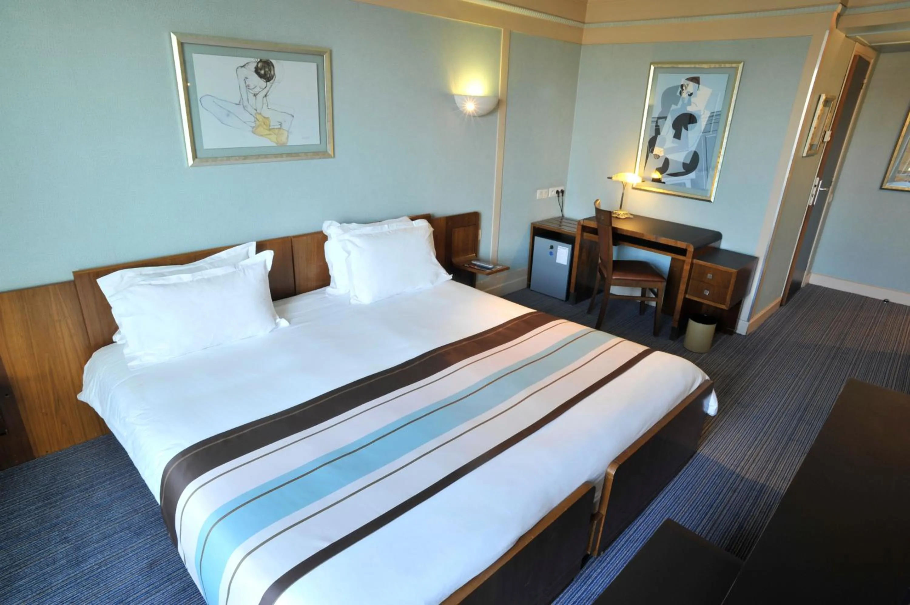 Photo of the whole room, Bed in Hotel Art Deco Euralille