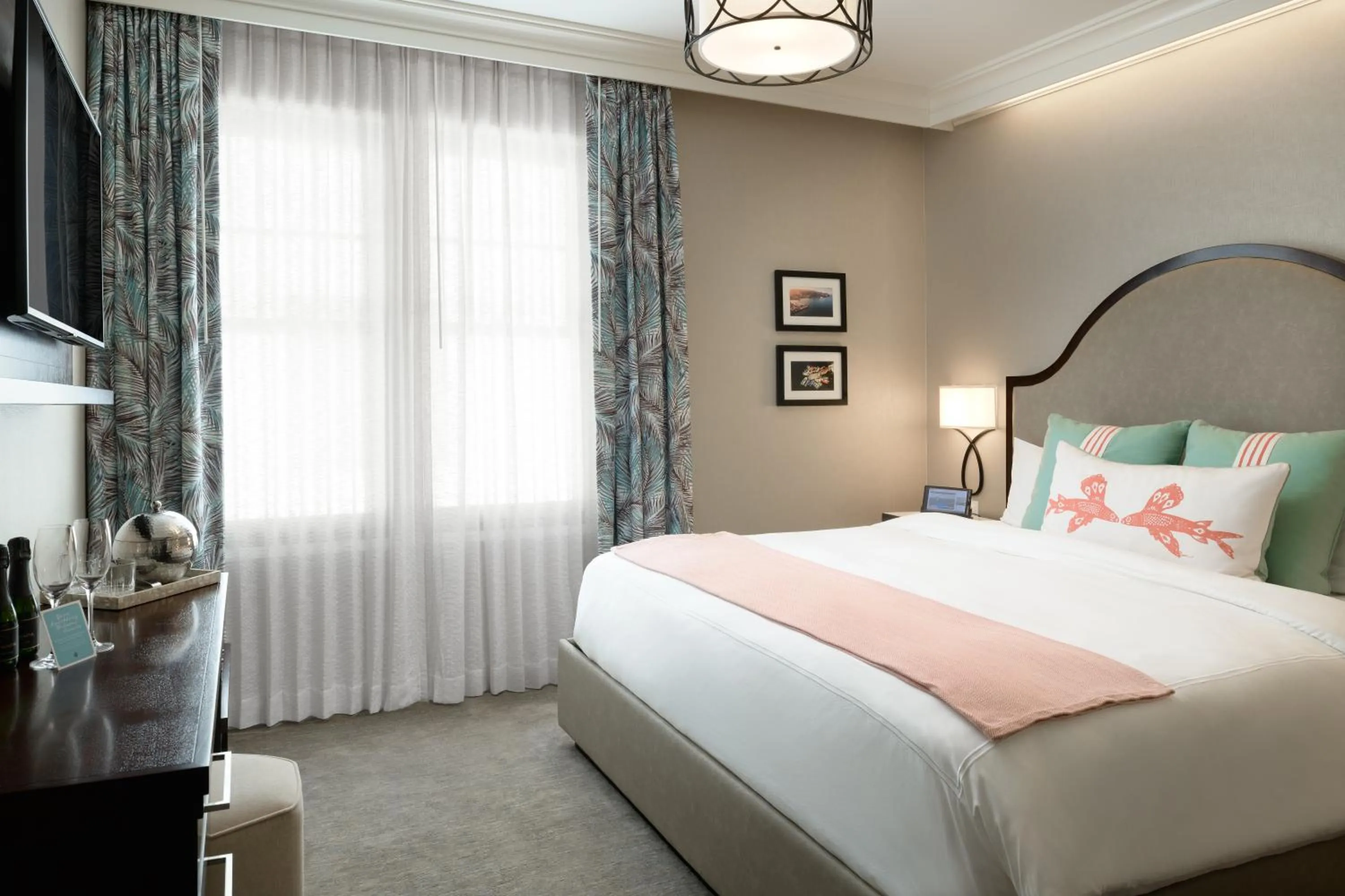 Bed in Hotel Atwater