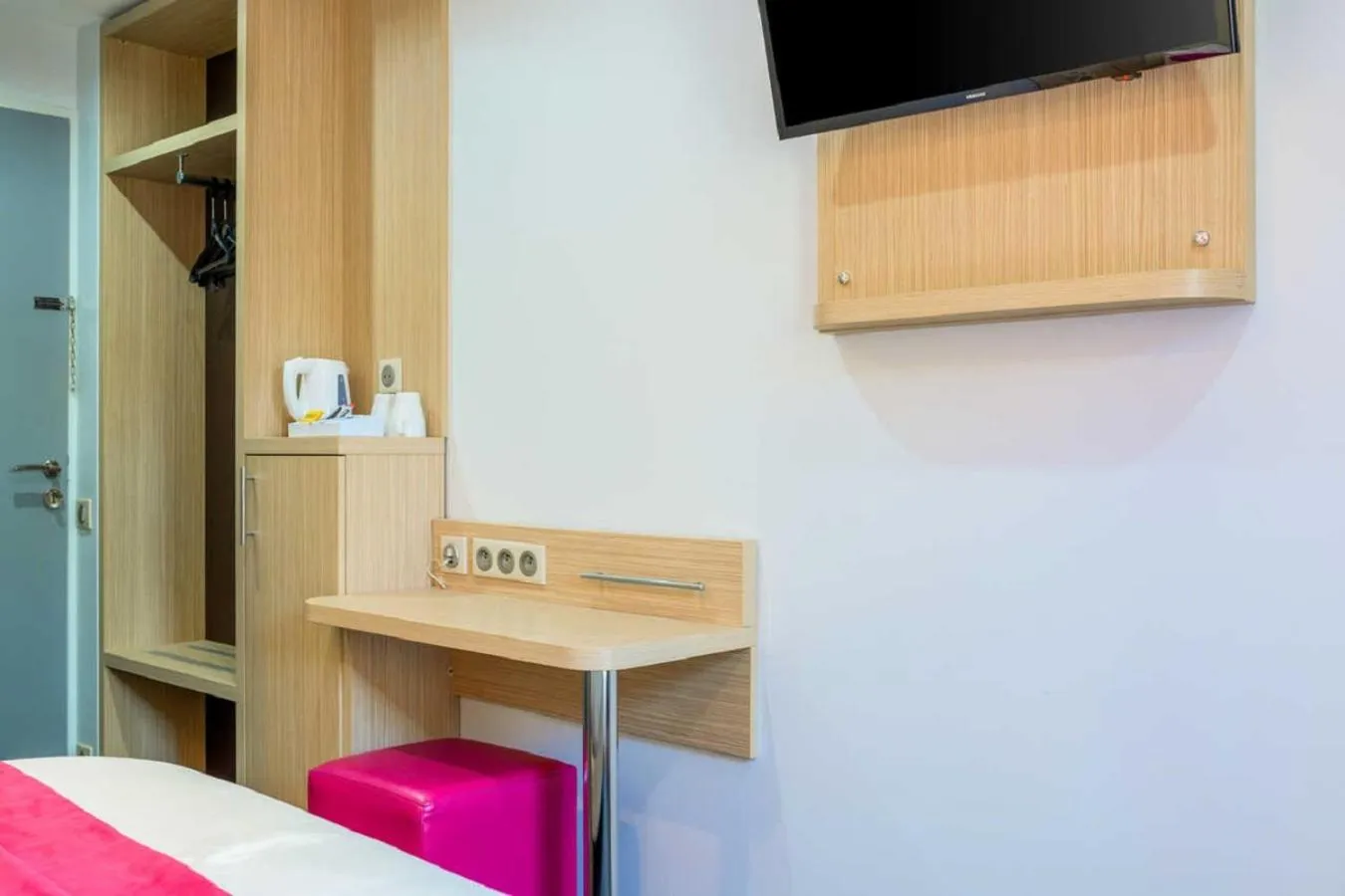 TV and multimedia, Bed in FH Confort Hotel Orléans Co'met