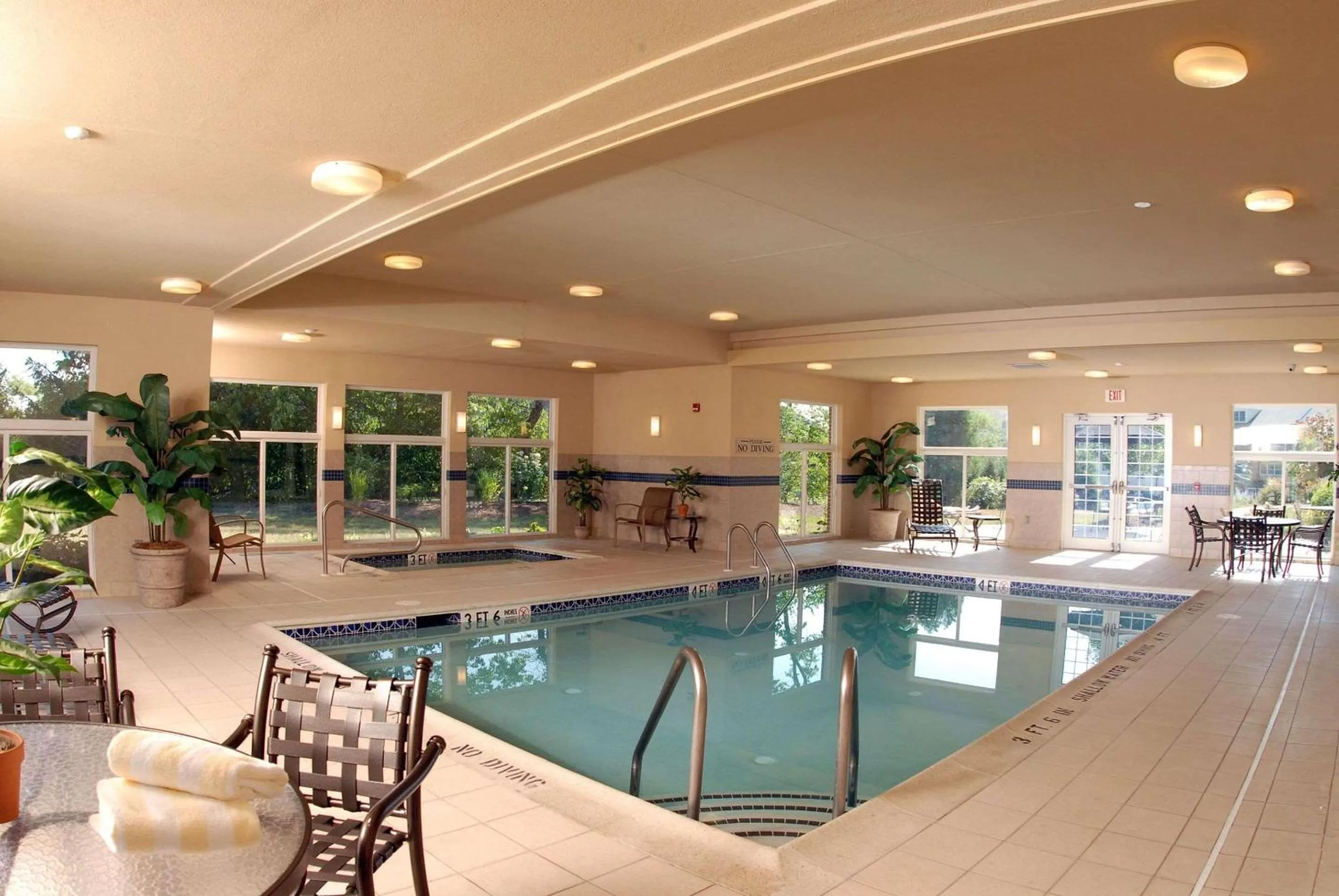 Swimming pool in Country Inn & Suites by Radisson, Lewisburg, PA