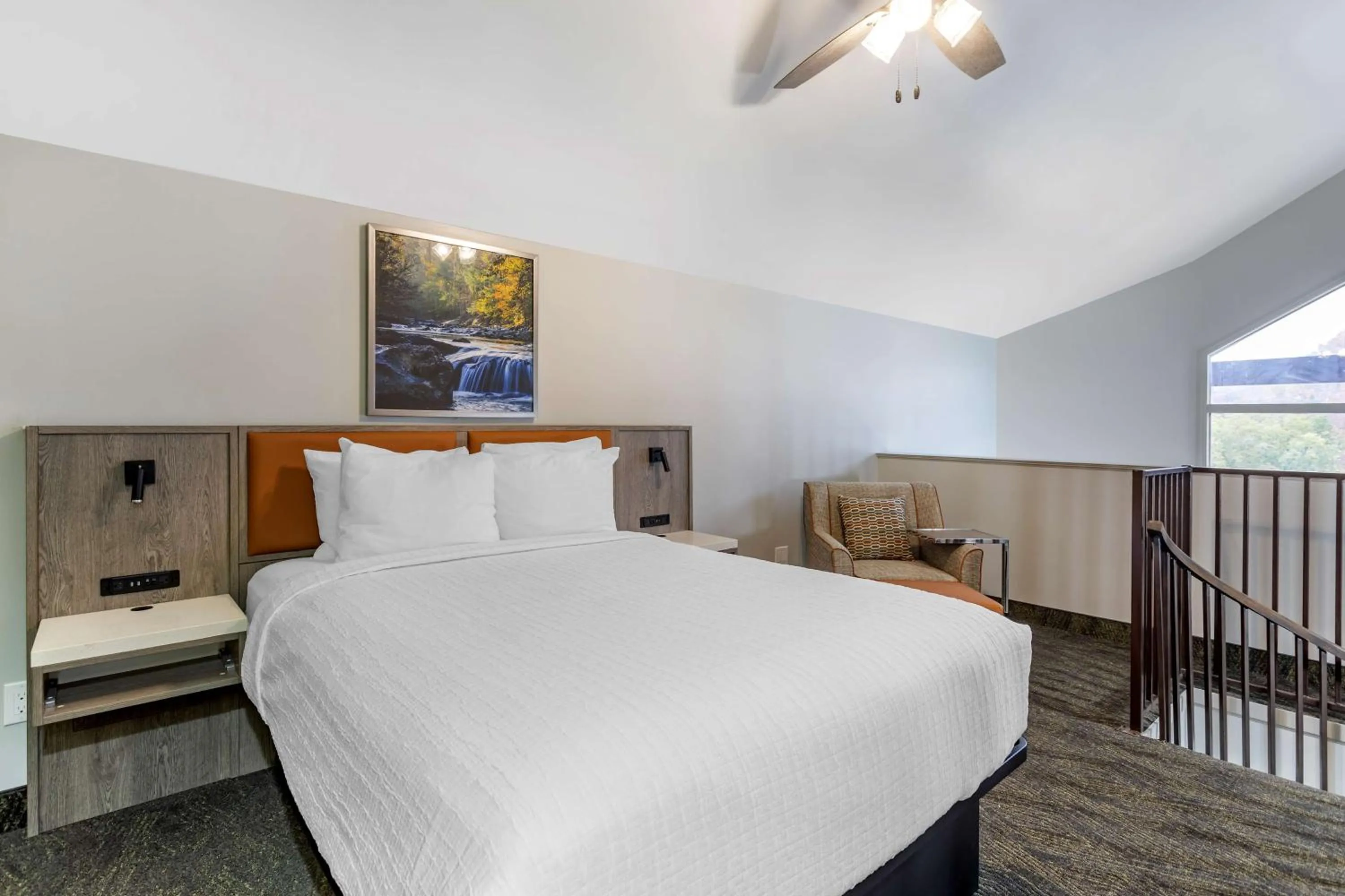 Photo of the whole room, Bed in Best Western Plus Apple Valley Lodge Pigeon Forge