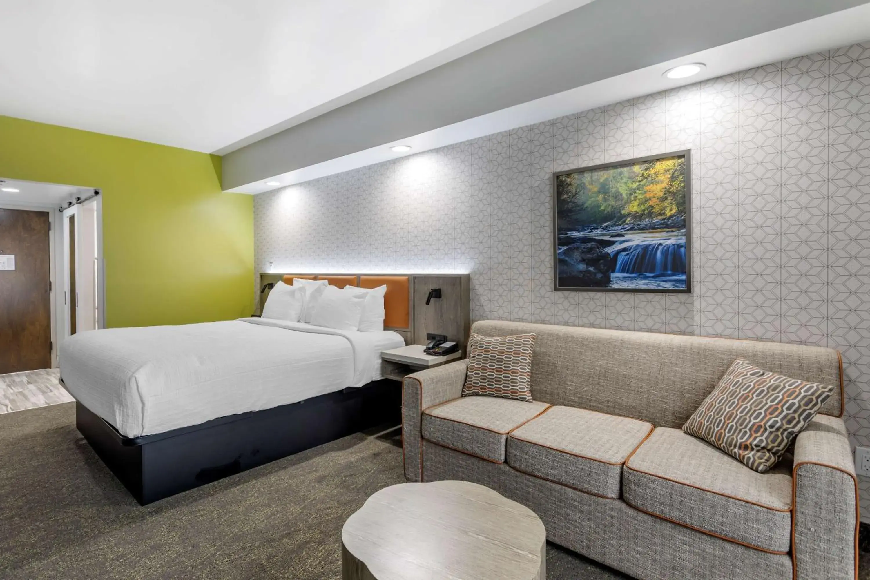 King Suite with Sofa Bed and Balcony in Best Western Plus Apple Valley Lodge Pigeon Forge King Suite with Sofa Bed and Balcony in Best Western Plus Apple Valley Lodge Pigeon Forge