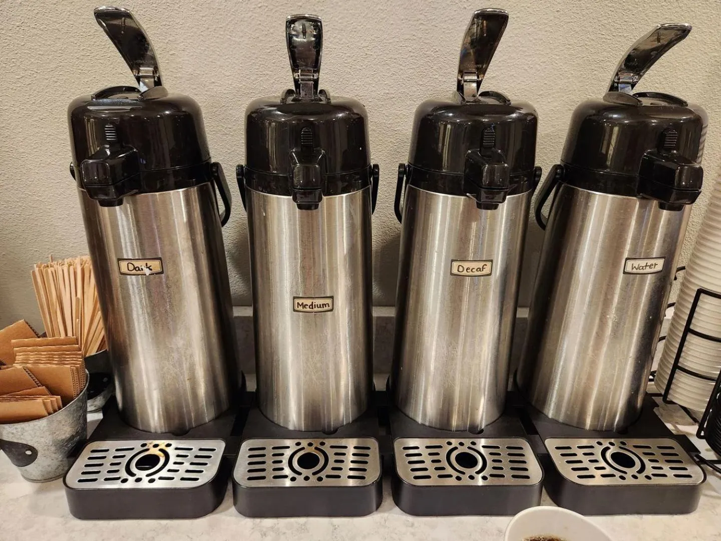 Coffee/tea facilities in Lakes Inn at Dunvilla