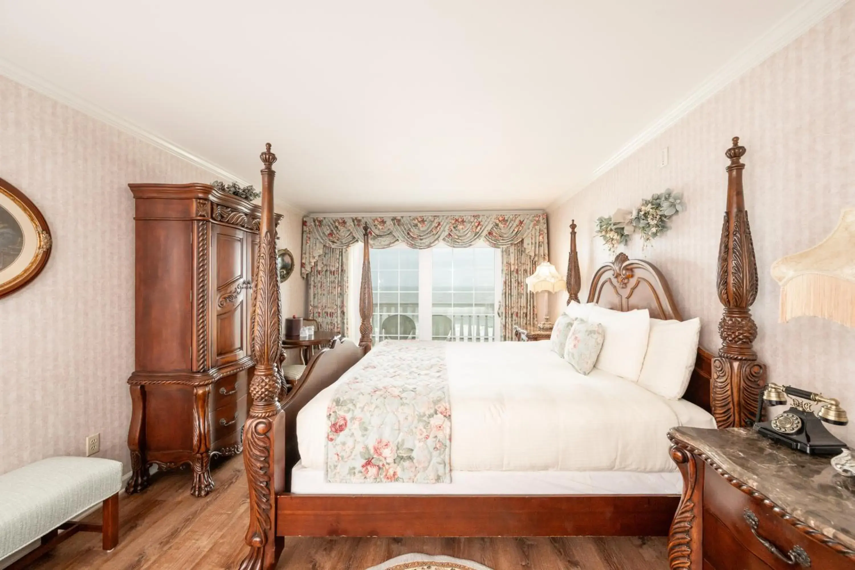 Deluxe Ocean Front with King Bed in Boardwalk Plaza Hotel Deluxe Ocean Front with King Bed in Boardwalk Plaza Hotel