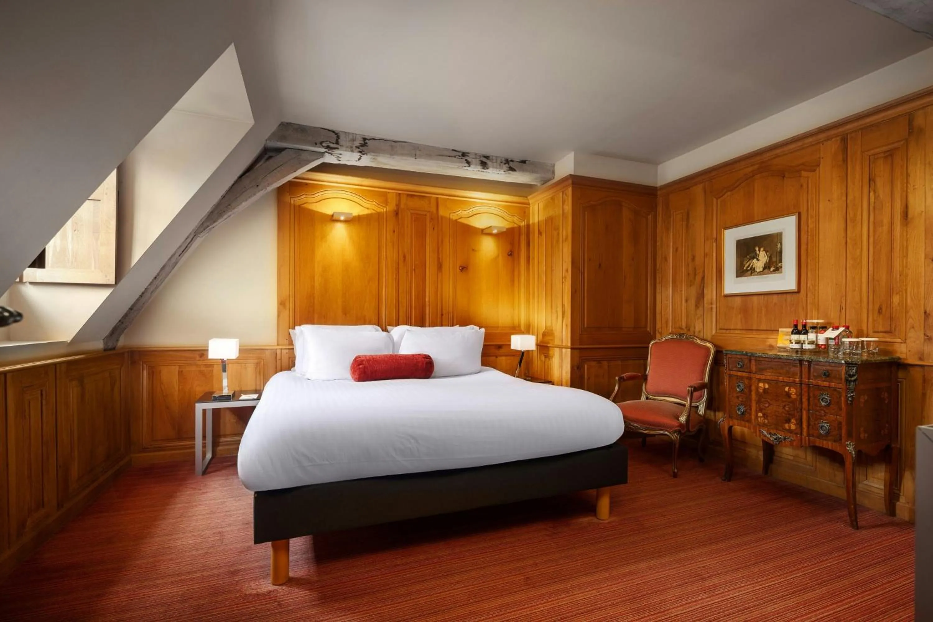 Photo of the whole room, Bed in L'Hermitage Gantois, Autograph Collection