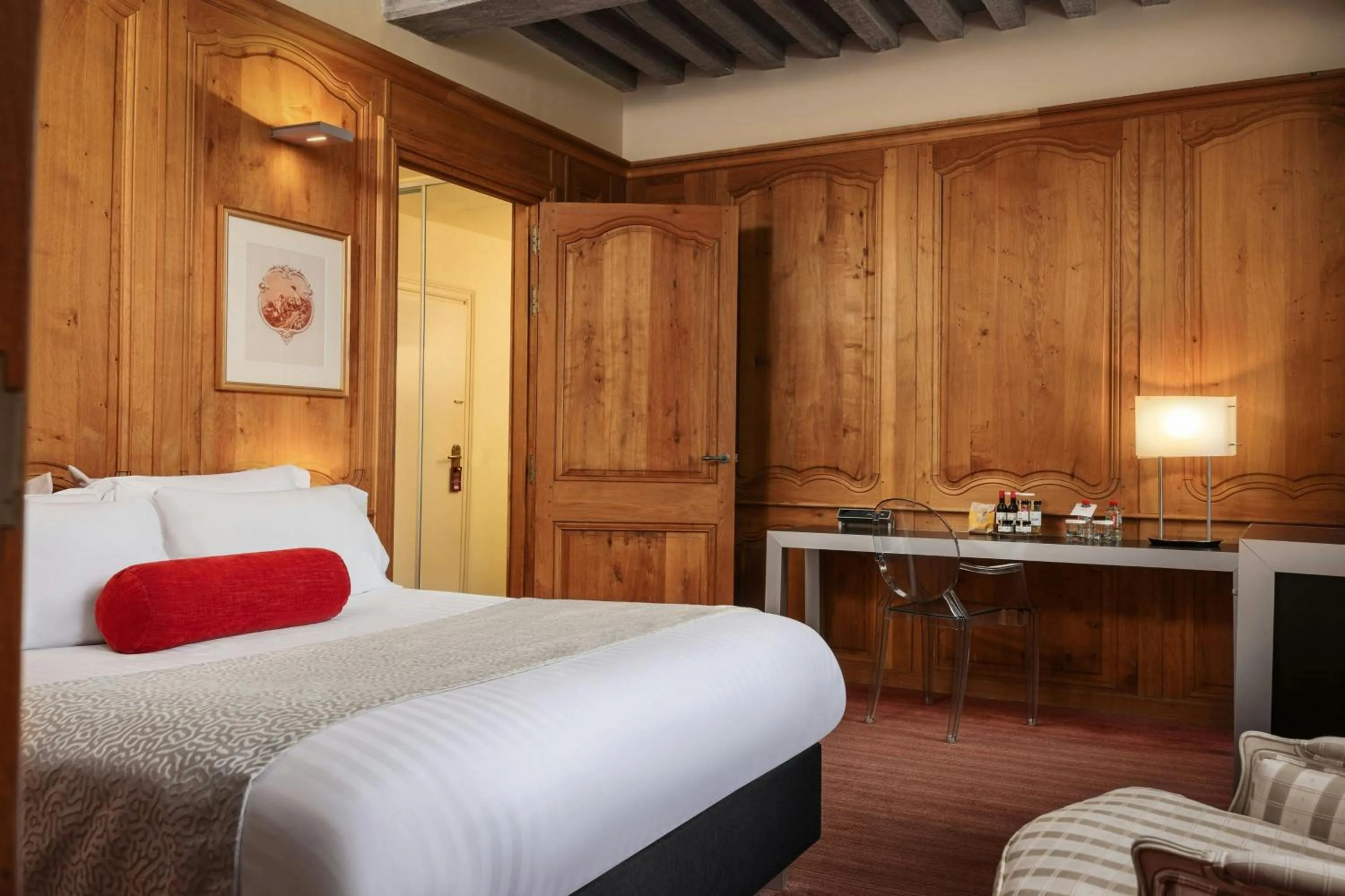 Photo of the whole room, Bed in L'Hermitage Gantois, Autograph Collection