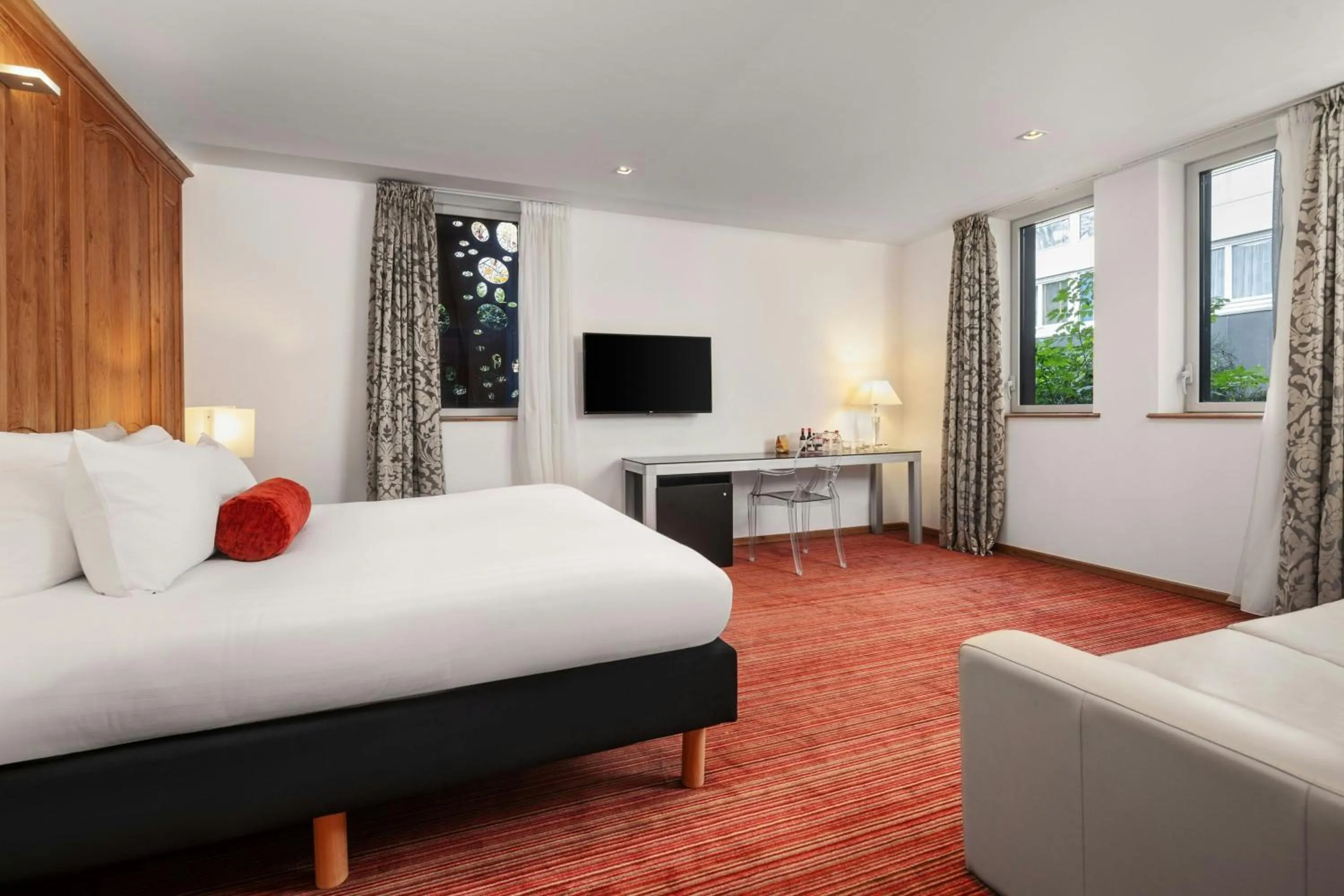 Photo of the whole room, Bed in L'Hermitage Gantois, Autograph Collection