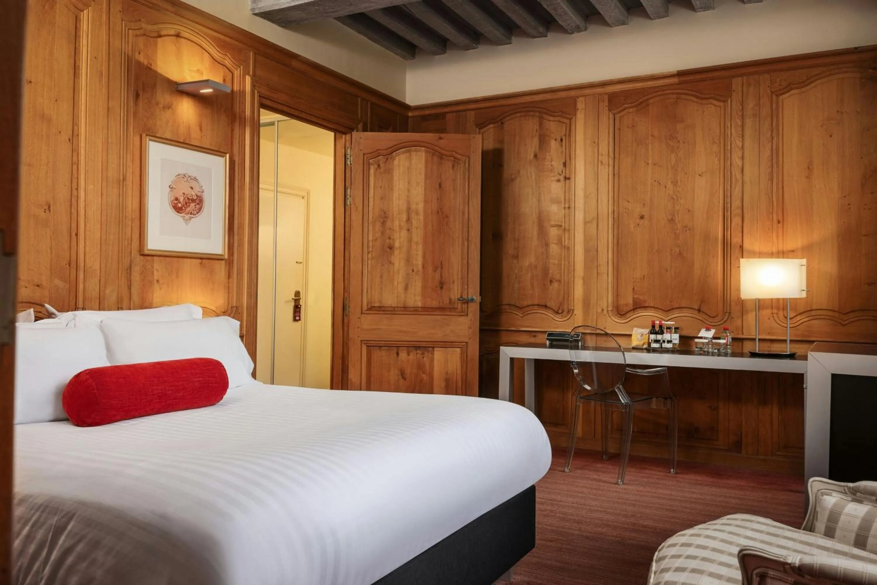 Photo of the whole room, Bed in L'Hermitage Gantois, Autograph Collection