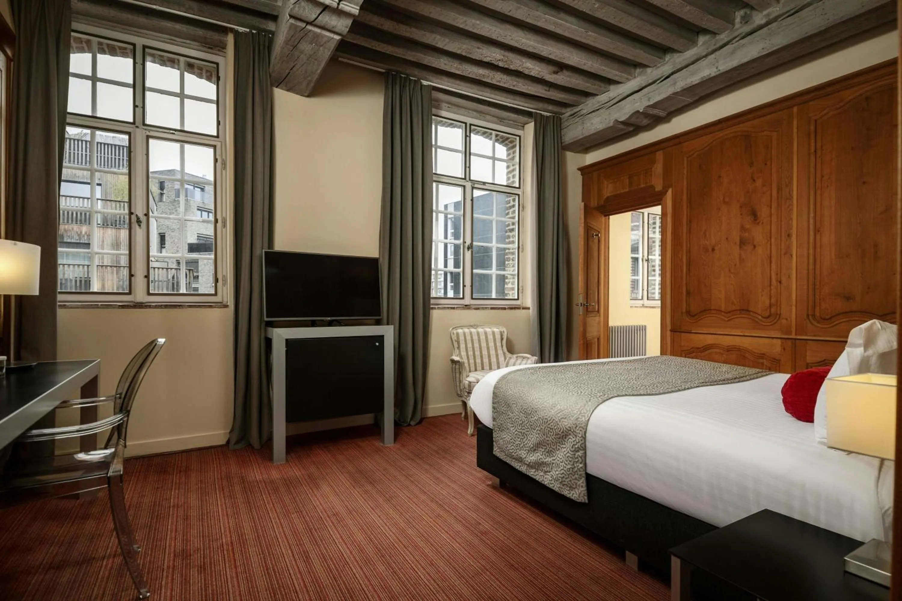 Photo of the whole room, Bed in L'Hermitage Gantois, Autograph Collection