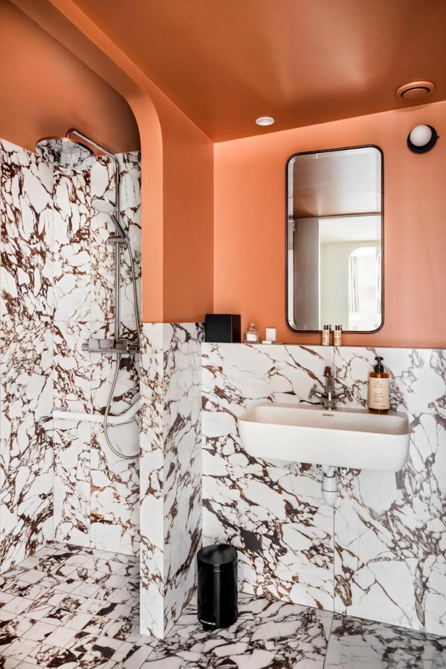 Shower in Hôtel Chamar