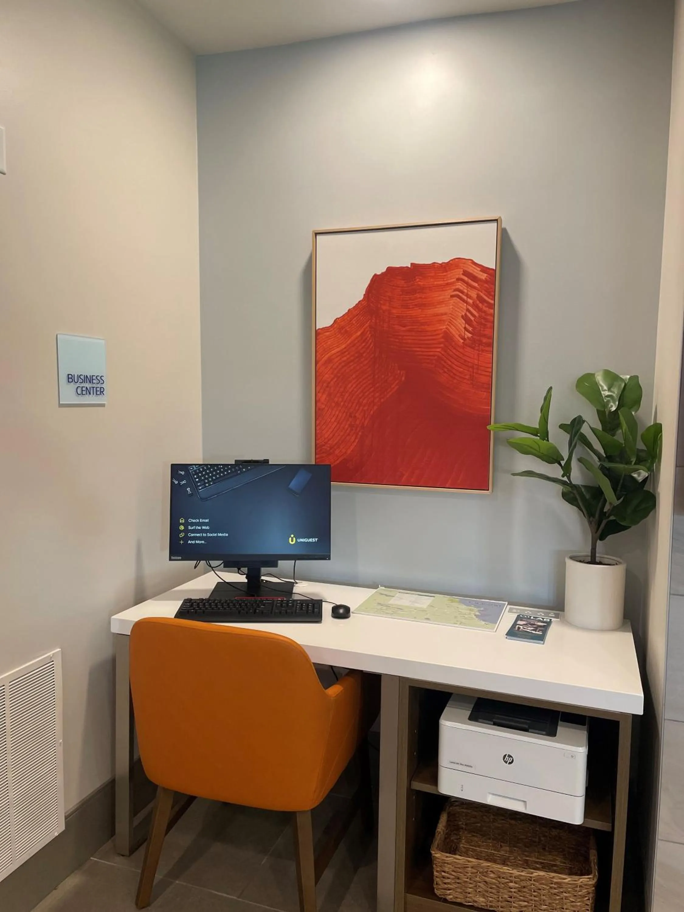 TV and multimedia in Holiday Inn Express & Suites Marquette by IHG