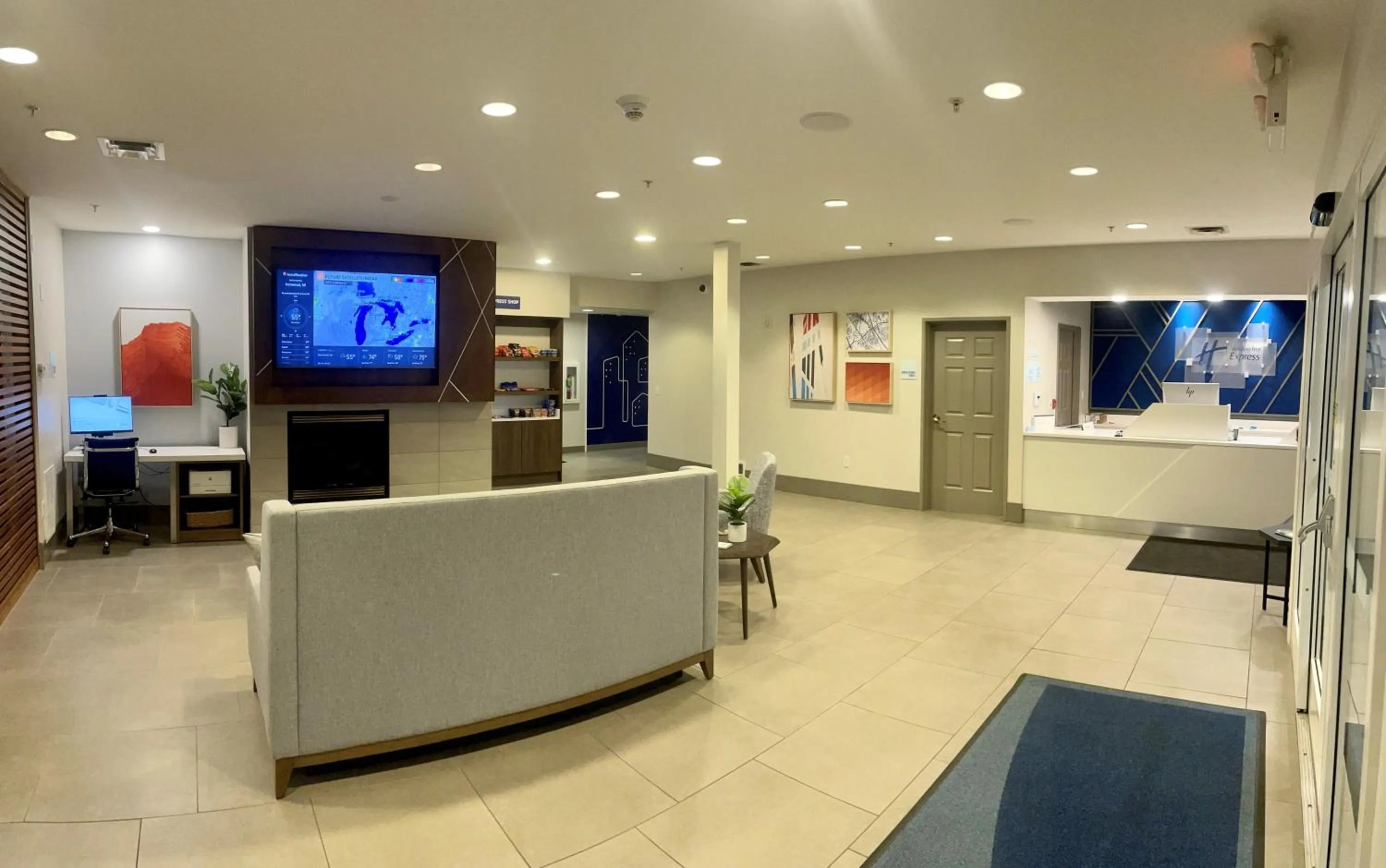 Lobby or reception in Holiday Inn Express & Suites Marquette by IHG