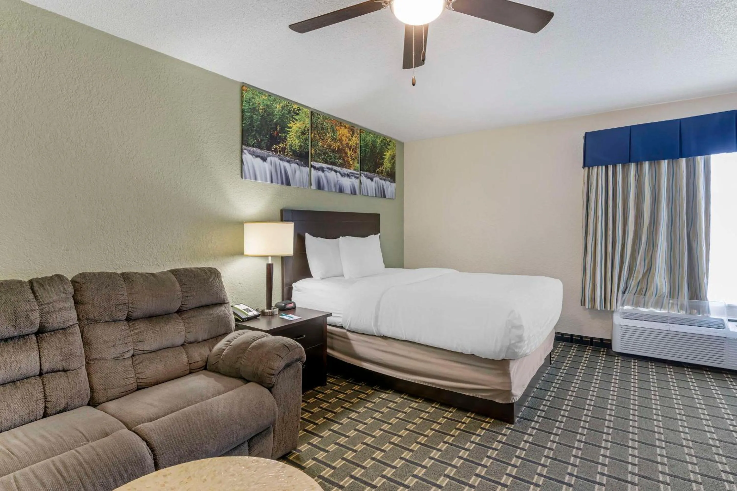 Bedroom, Bed in Clarion Pointe