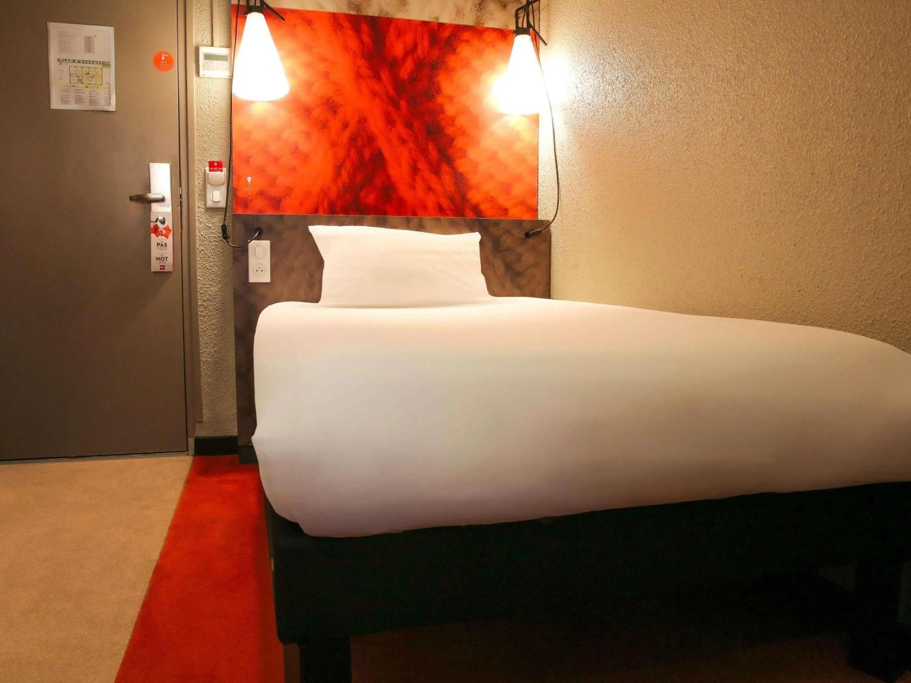 Bedroom, Bed in ibis Clichy Centre Mairie