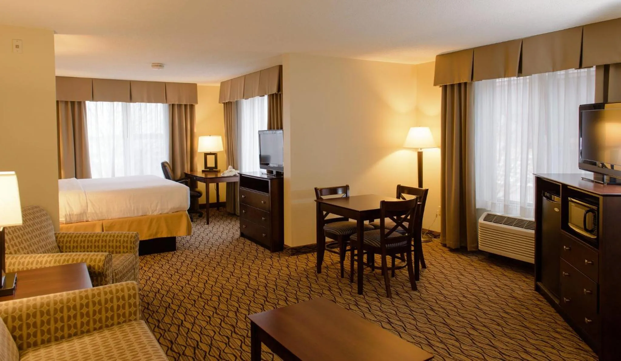 Photo of the whole room, Bed in Holiday Inn Express & Suites Superior by IHG