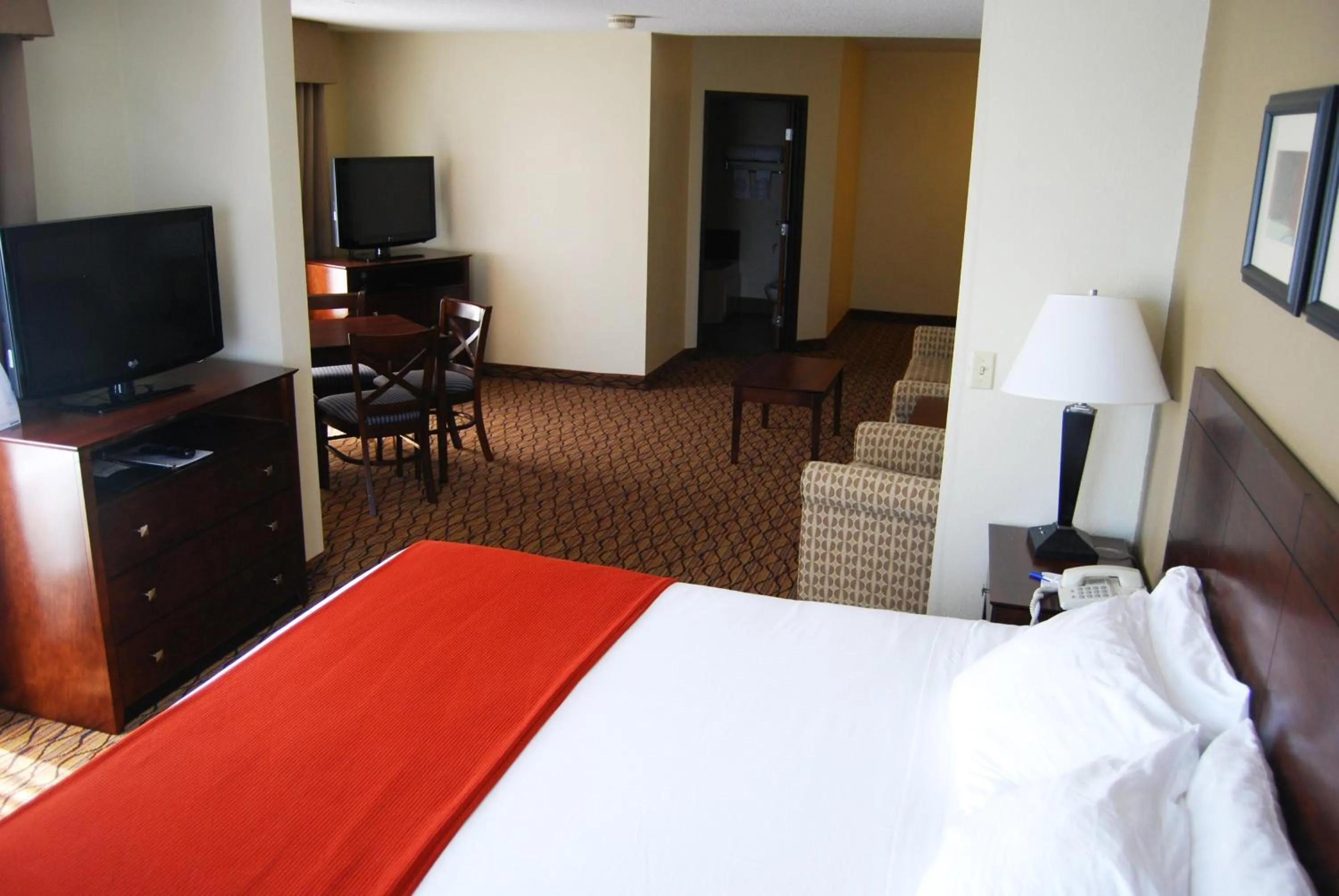 Photo of the whole room, Bed in Holiday Inn Express & Suites Superior by IHG
