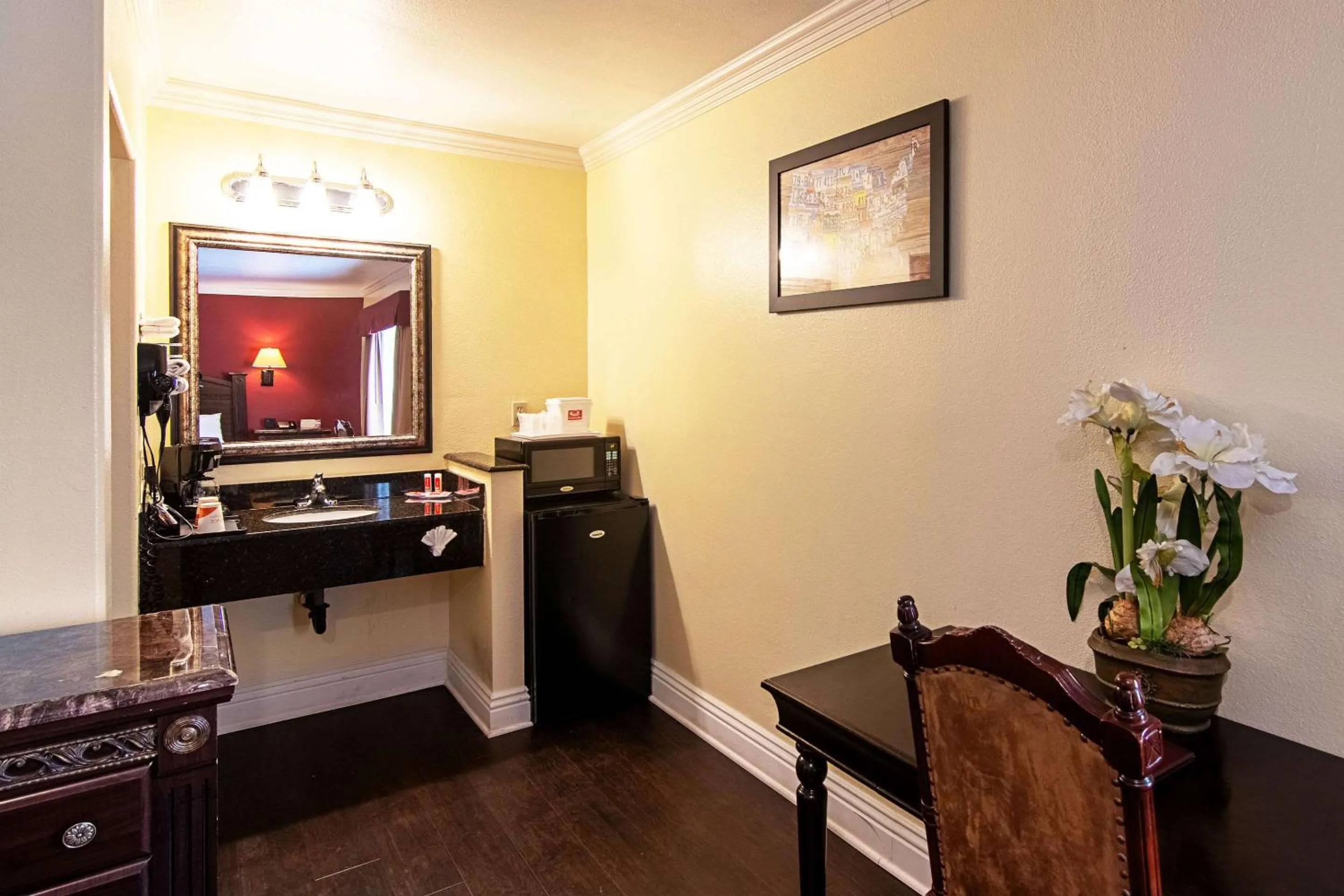 Photo of the whole room in Econo Lodge Long Beach I-405