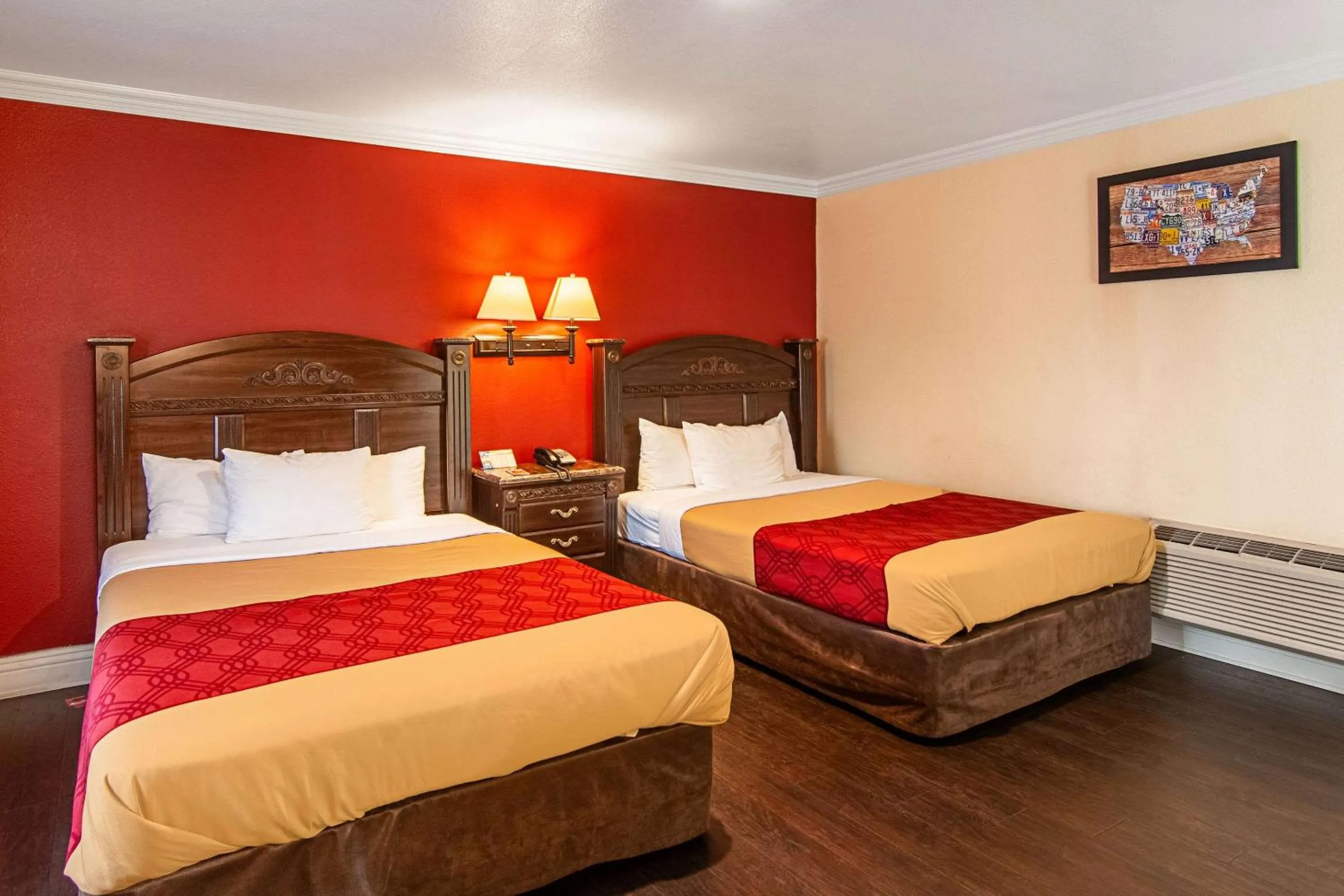 Photo of the whole room, Bed in Econo Lodge Long Beach I-405