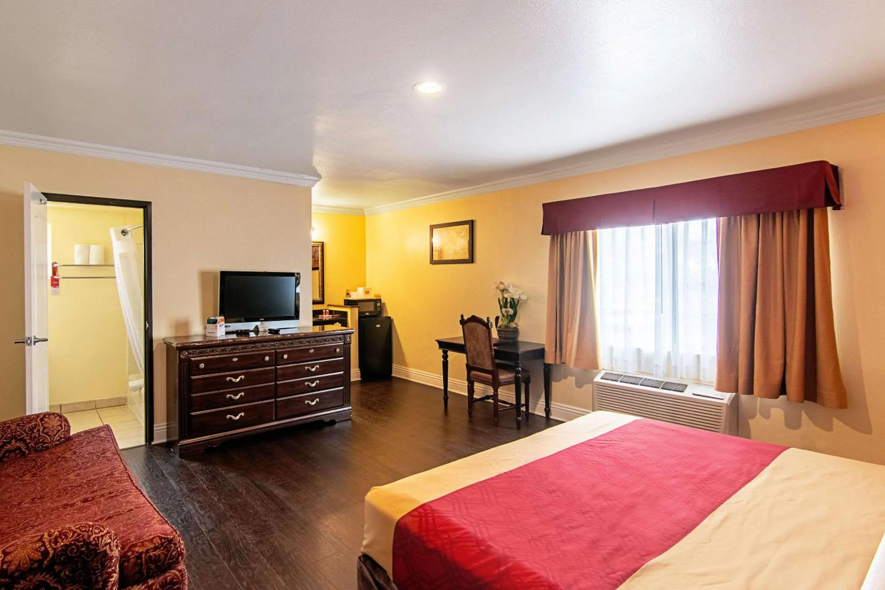 Photo of the whole room, Bed in Econo Lodge Long Beach I-405