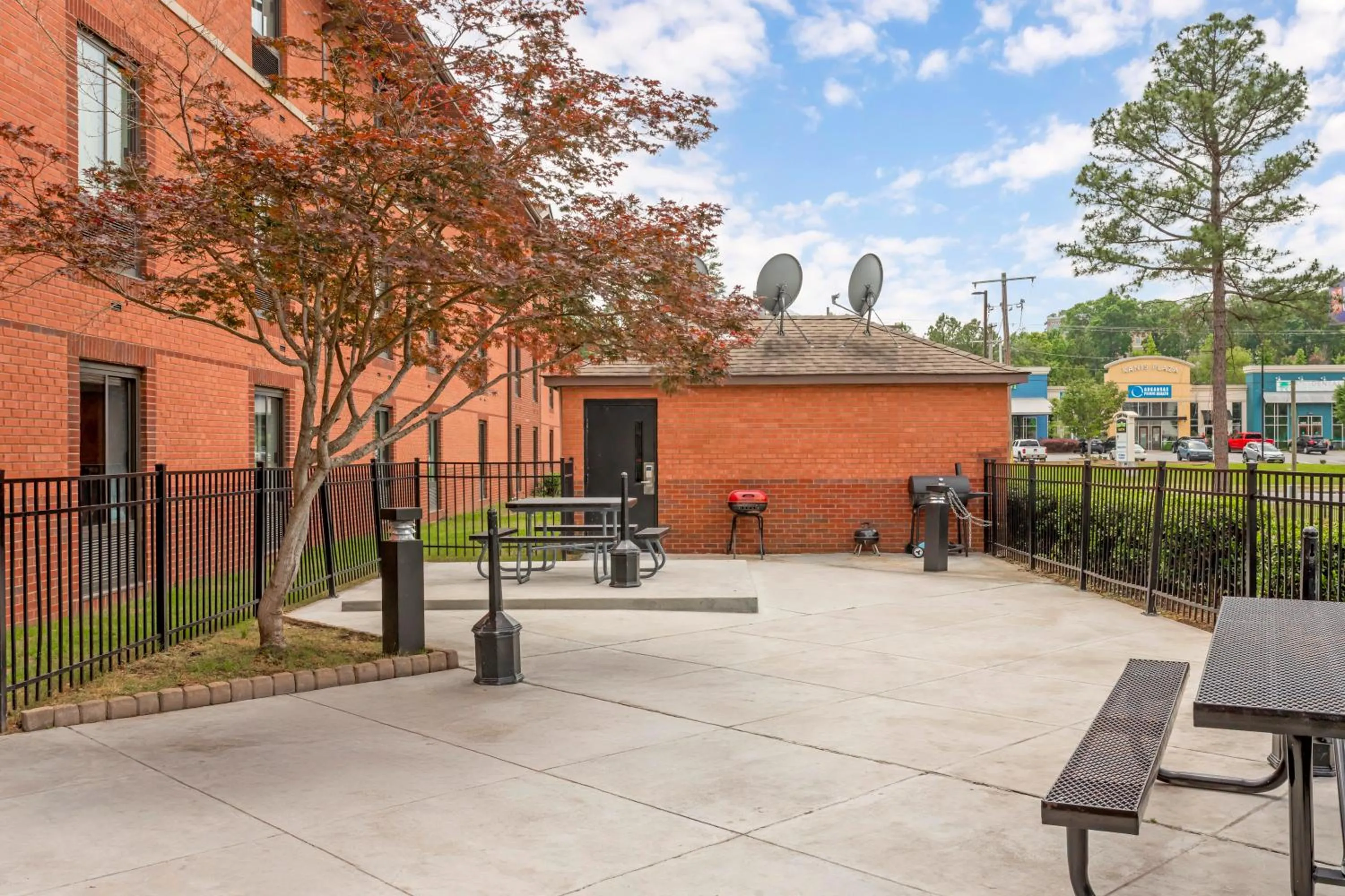 Patio in MainStay Suites Little Rock West Near Medical Centers